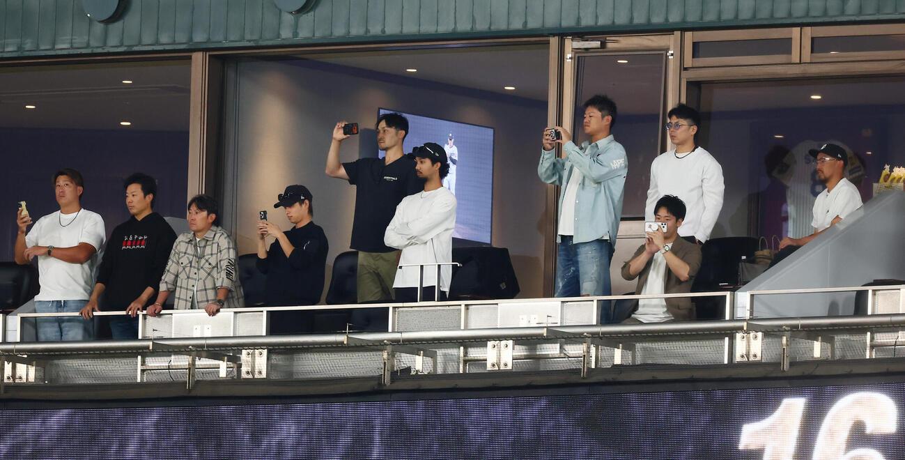 阪神対広島　阪神西勇輝の引退試合を観戦する左から杉本裕太郎、松葉貴大、西野真弘、山岡泰輔、伊藤光、宗佑磨、山田修義、近藤大亮オリックス広報、若月健矢、平野佳寿（撮影・加藤哉）