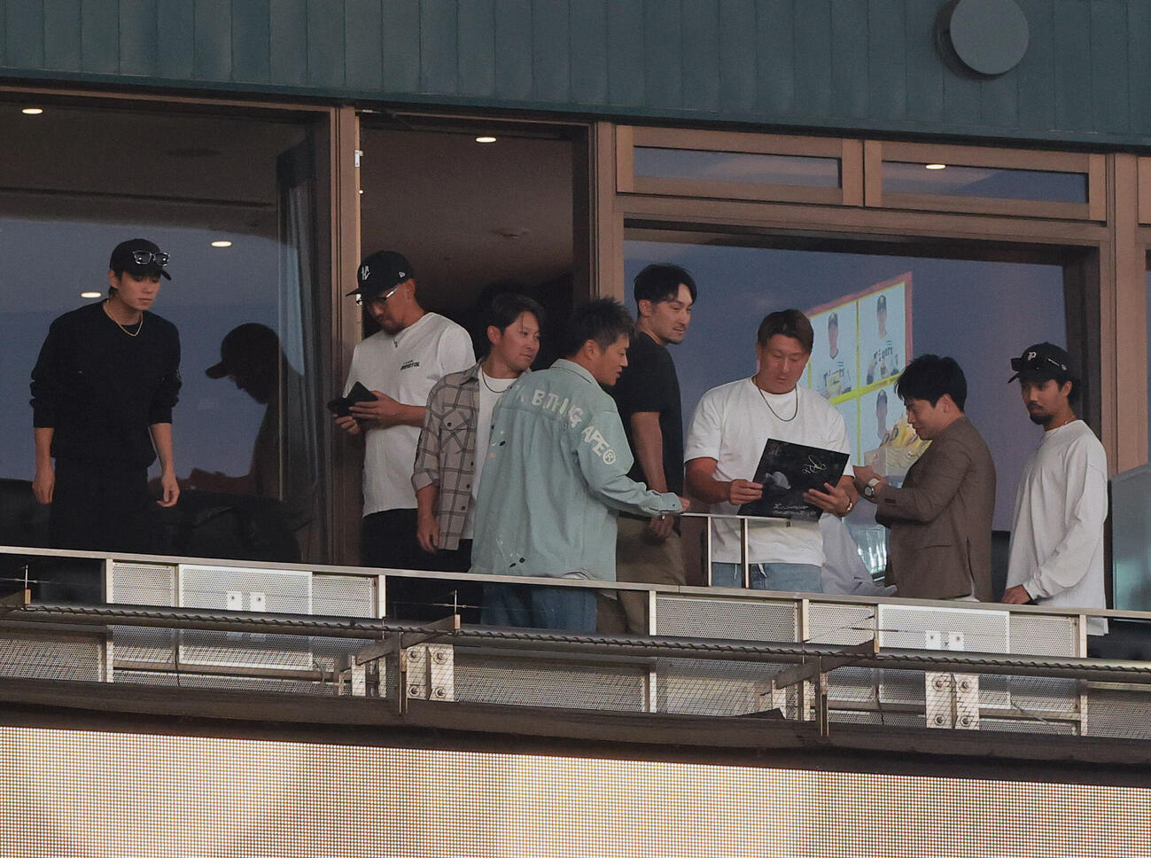 阪神対広島　阪神西勇輝の引退試合に駆けつけたオリックスの選手たち（撮影・上山淳一）