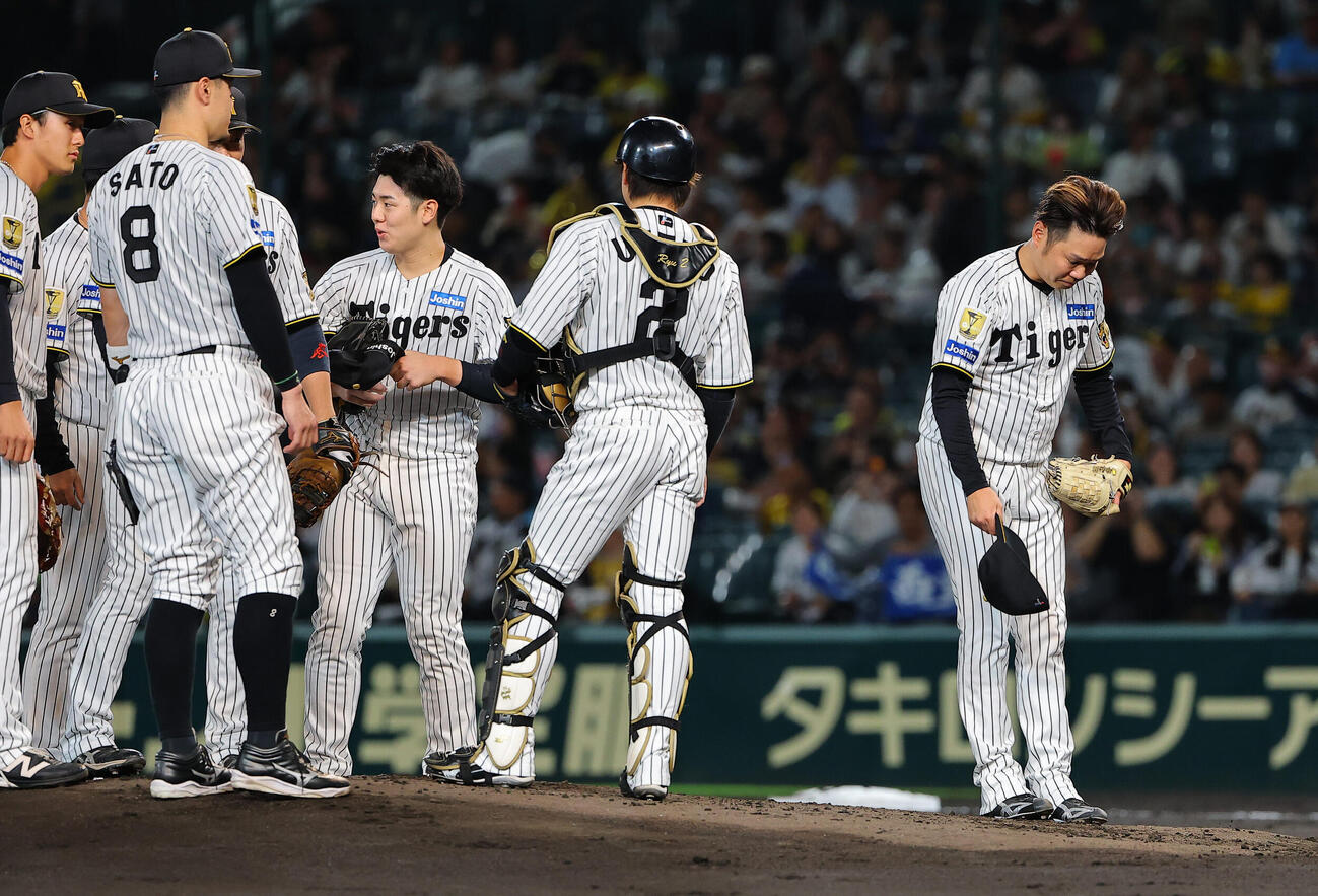 阪神対広島　引退試合の登板を終えた西勇輝は広島ベンチに一礼をする（撮影・上田博志）