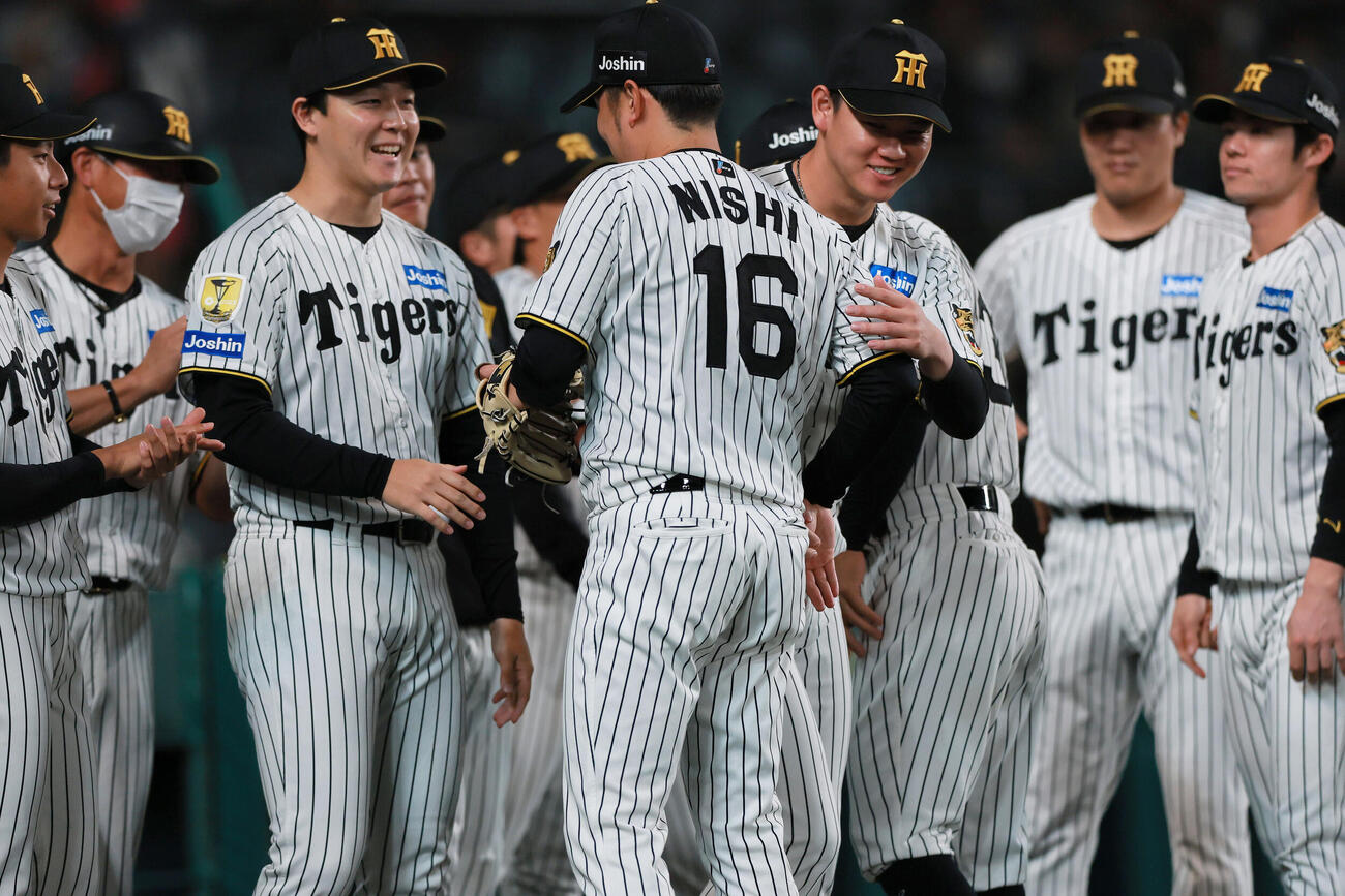 阪神対広島　阪神西勇輝（手前）は現役最後の登板を終えナインから出迎えられる（撮影・上山淳一）