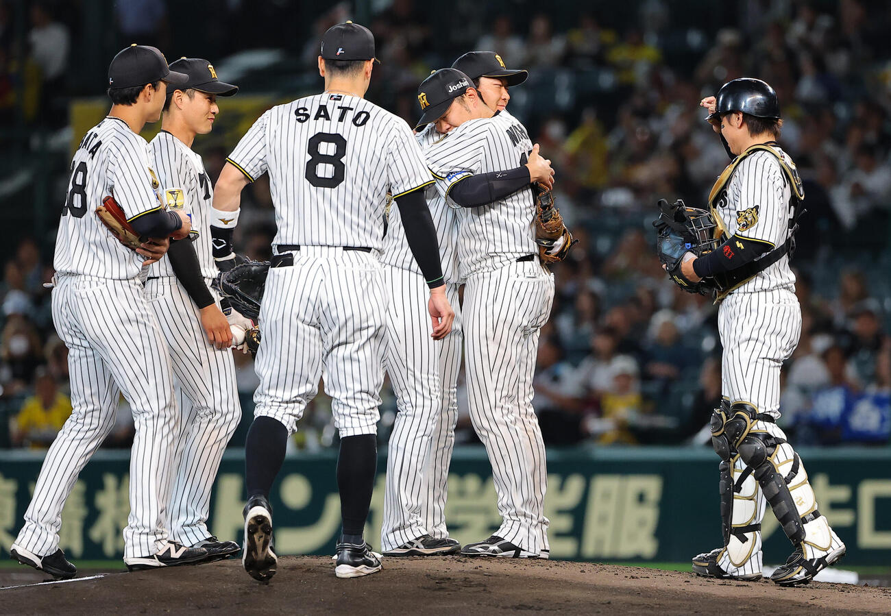 阪神対広島　引退試合の登板を終えた西勇輝（右から2人目）は大山悠輔らナインと抱擁する（撮影・上田博志）