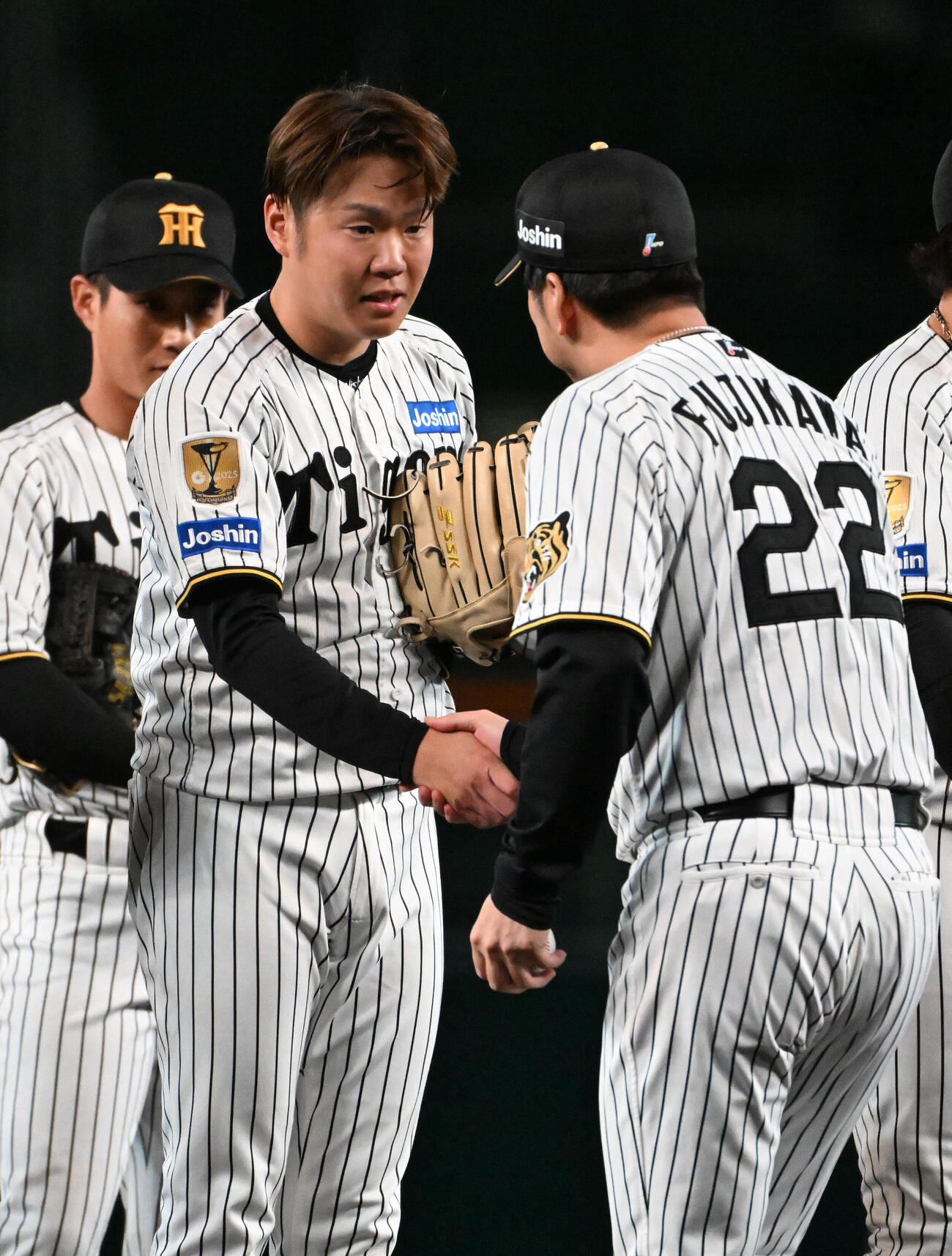 阪神対広島　現役引退の登板を終えた阪神西勇輝（左）は藤川球児監督と握手をする（撮影・石井愛子）