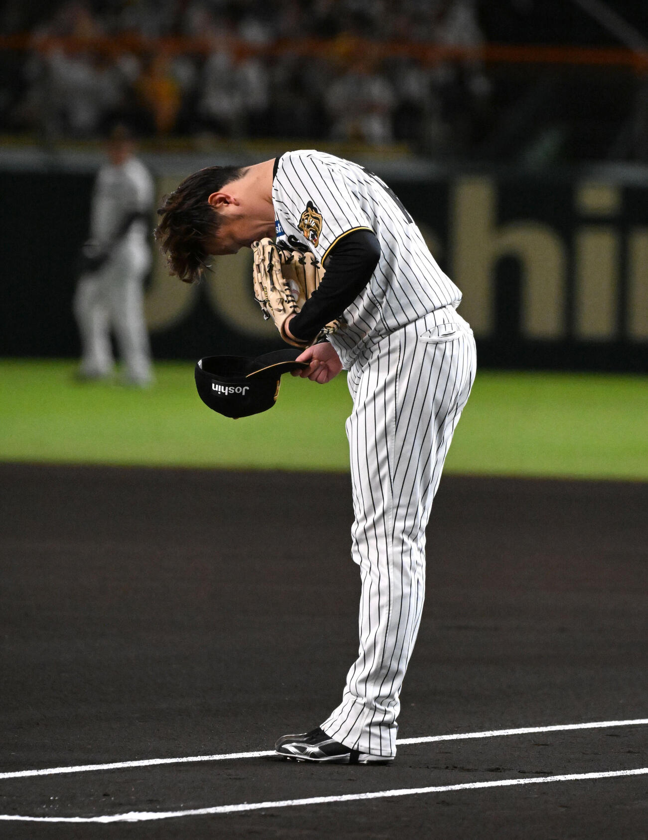 阪神対広島　1回表、マウンドに向かう阪神西勇輝（撮影・石井愛子）