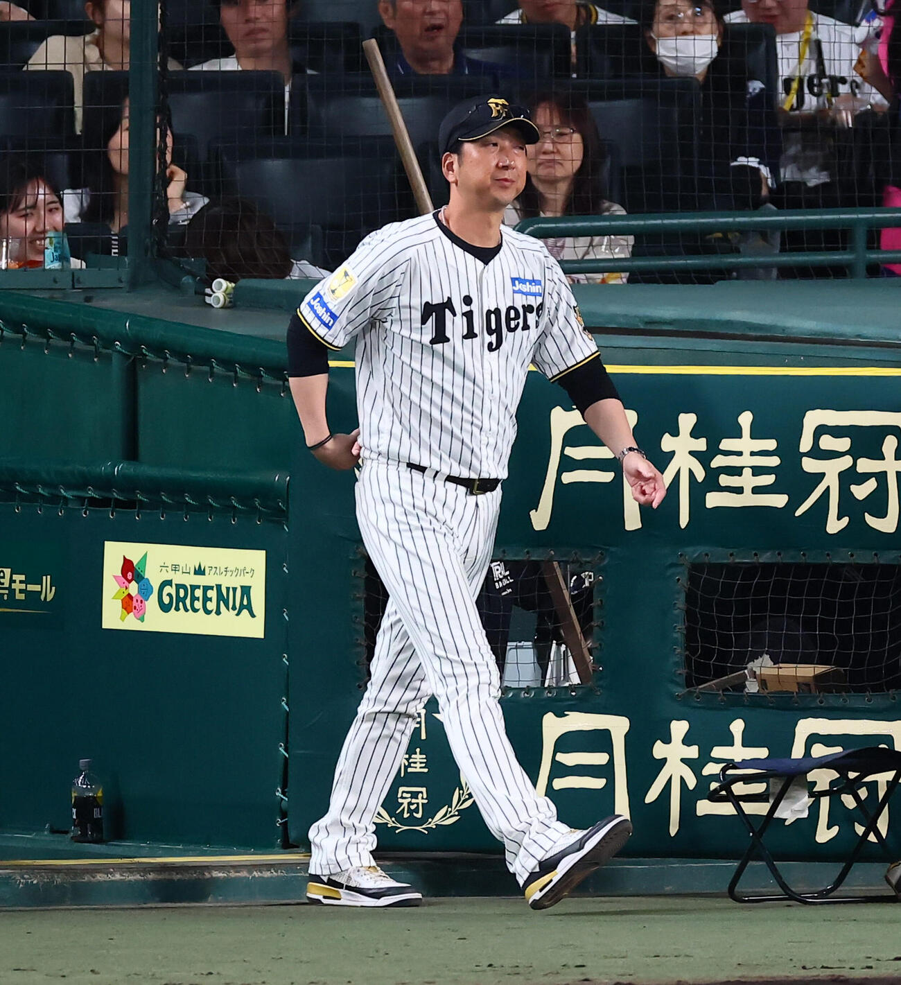 阪神対広島　5回裏を終え選手交代を告げる阪神藤川球児監督（撮影・加藤哉）