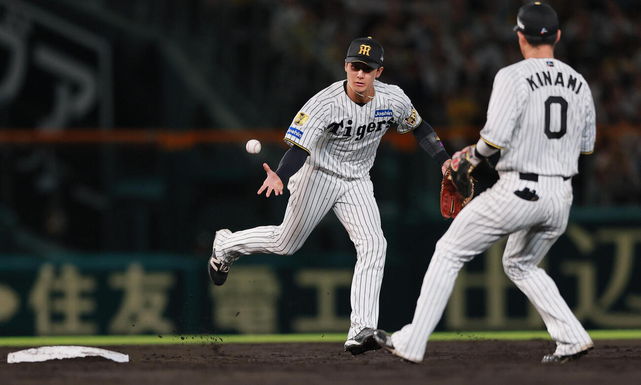 阪神対広島　5回表広島1死一塁、小幡竜平は中村奨成の遊ゴロで併殺を奪う。手前は二塁手木浪聖也（撮影・上山淳一）