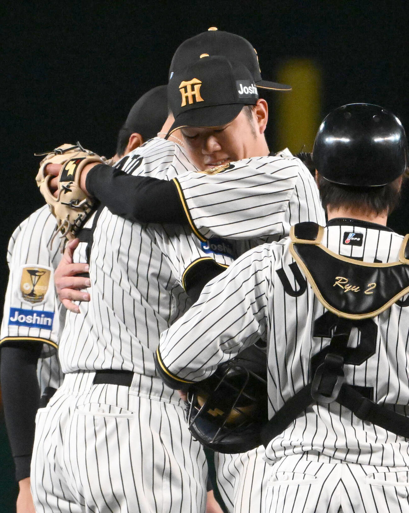 阪神対広島　現役引退の登板を終えた阪神西勇輝（中央右）は佐藤輝明と抱き合う（撮影・石井愛子）