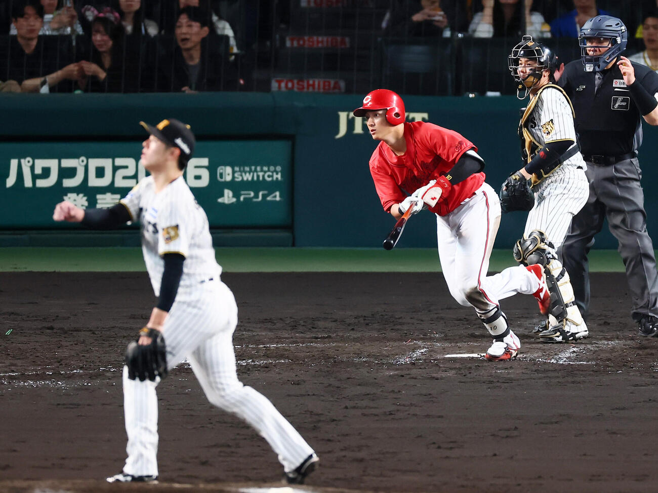 阪神対広島　4回表広島1死一、三塁、佐々木泰は右前適時打を放つ。投手石黒佑弥（撮影・加藤哉）