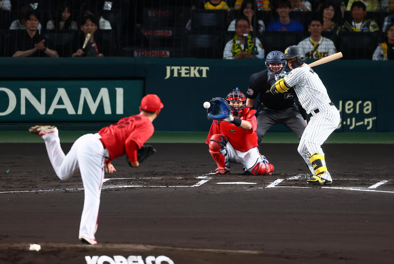 阪神対広島　1回裏阪神2死、四球を選ぶ森下翔太。投手玉村昇悟（撮影・加藤哉）