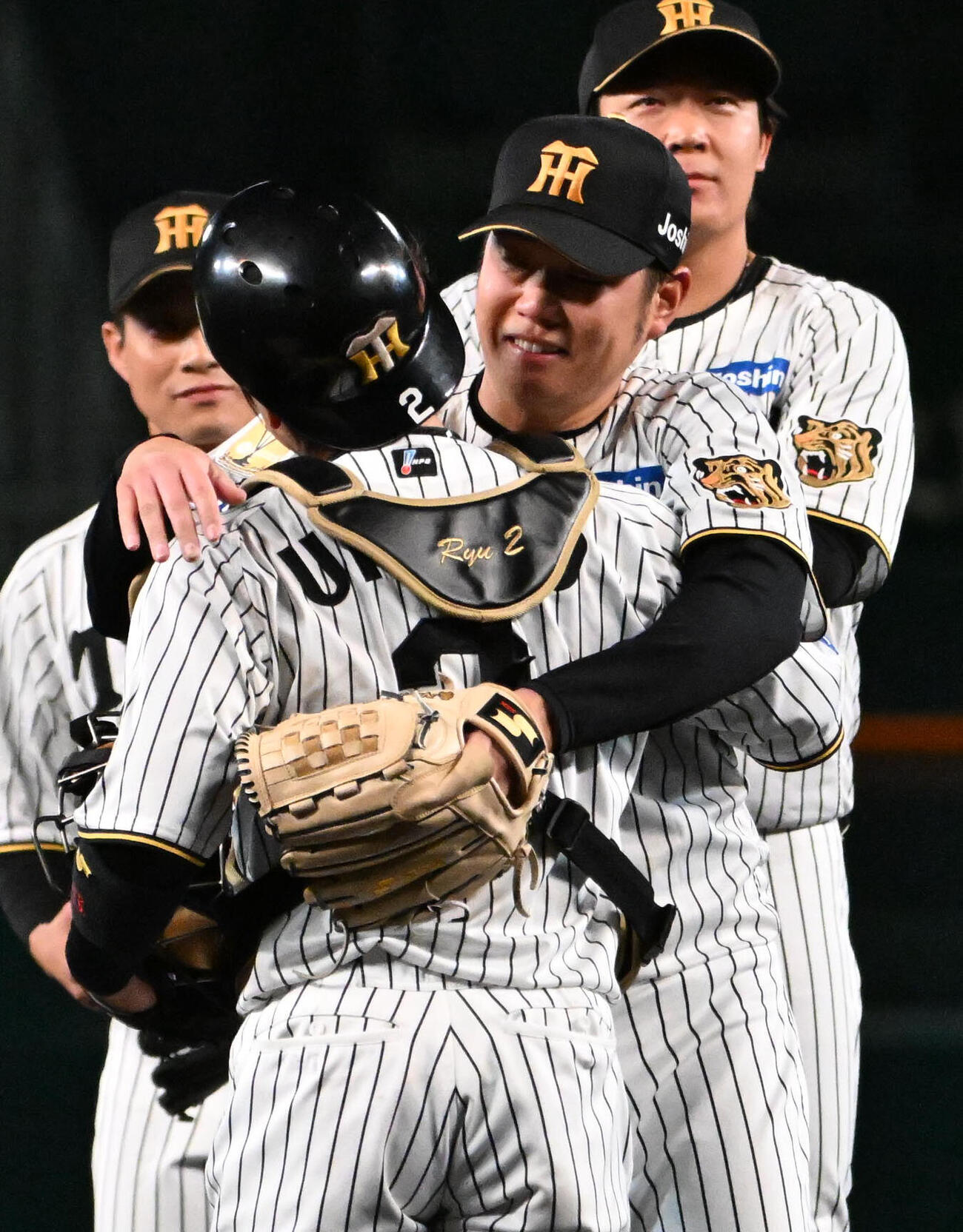 阪神対広島　現役引退の登板を終えた阪神西勇輝（中央右）は阪神梅野隆太郎と抱き合う（撮影・石井愛子）