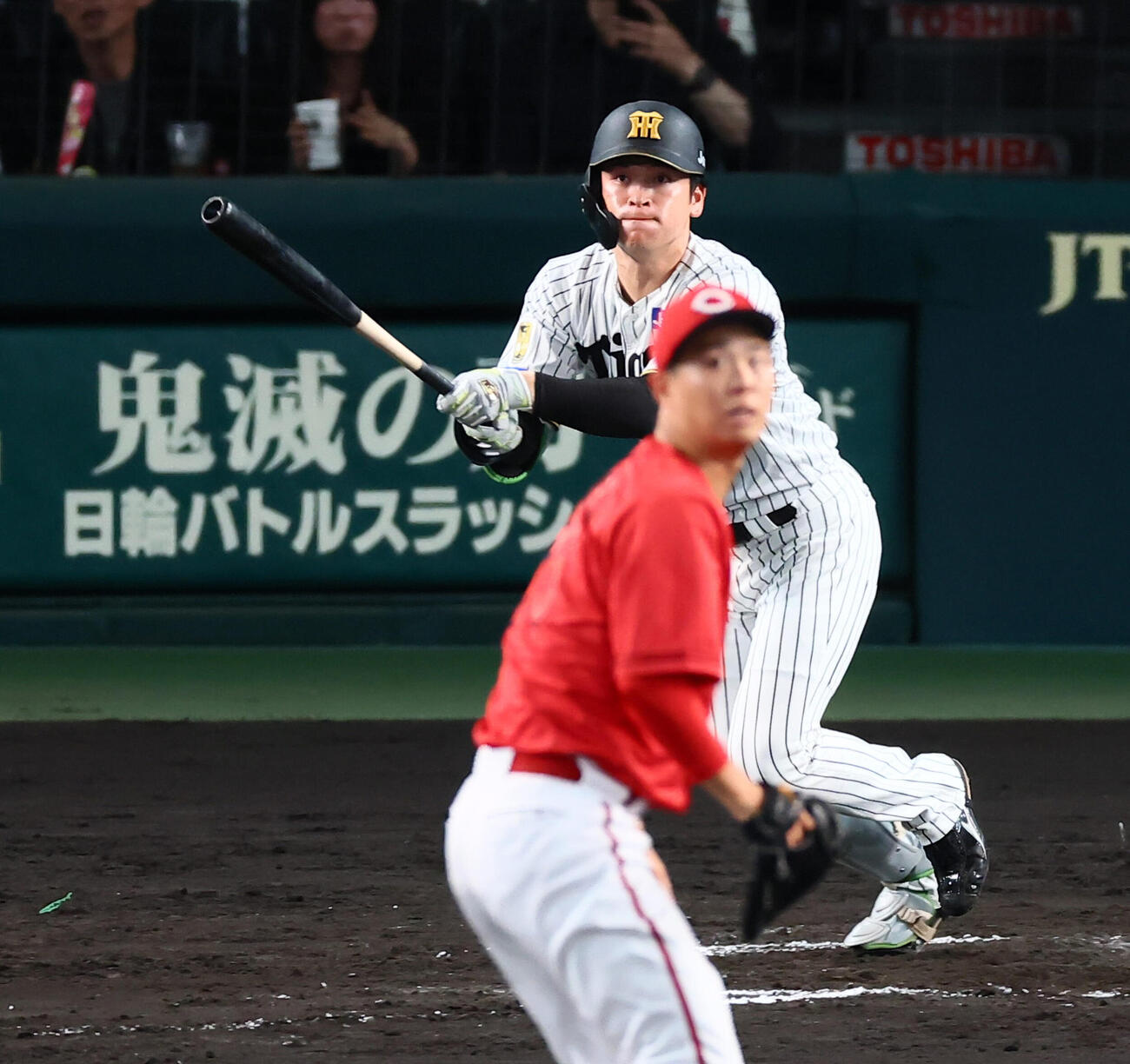 阪神対広島　7回裏阪神1死二塁、高寺望夢は中前適時打を放つ。投手玉村昇悟（撮影・加藤哉）