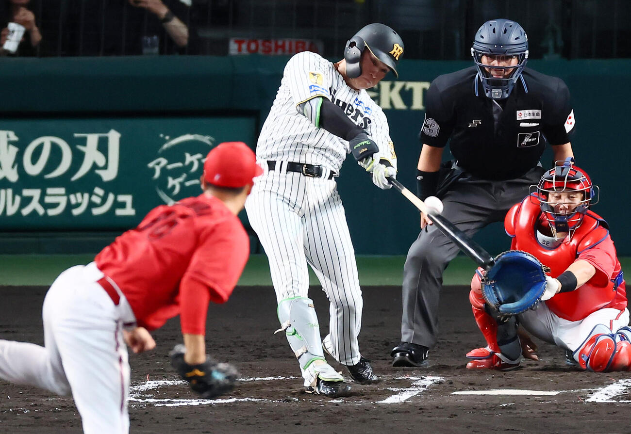 阪神対広島　7回裏阪神1死二塁、高寺望夢は中前適時打を放つ。投手玉村昇悟（撮影・加藤哉）