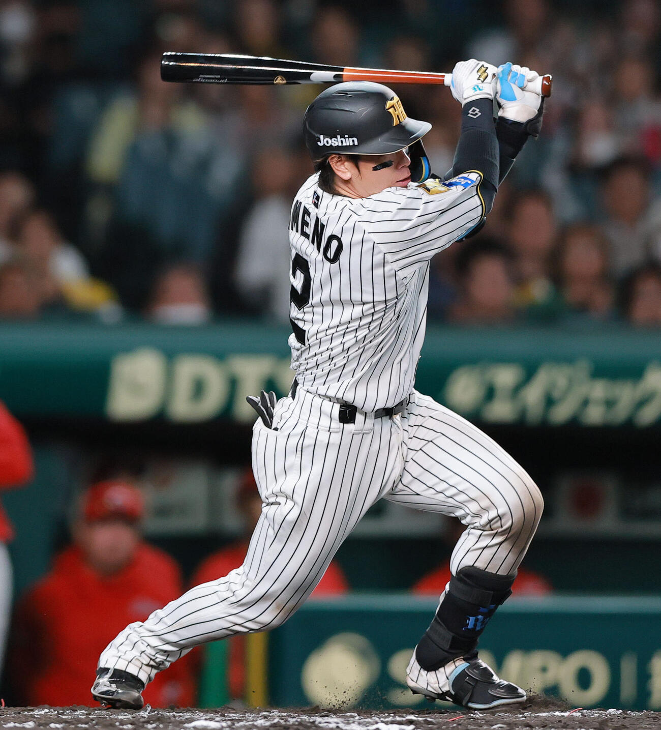 阪神対広島　11回裏阪神1死二、三塁、梅野隆太郎はサヨナラ適時打を放つ（撮影・上山淳一）