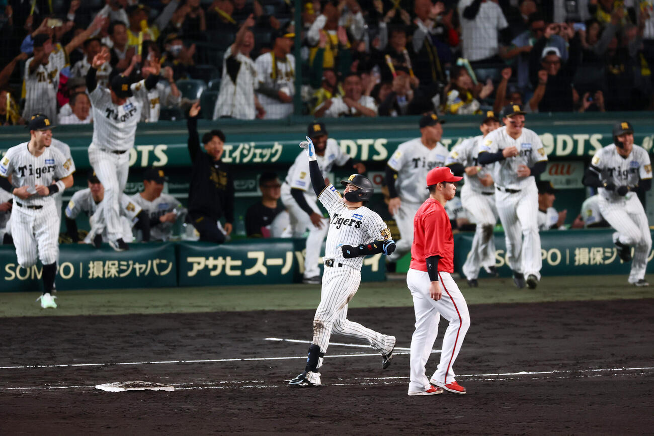 阪神対広島　11回裏阪神1死二、三塁、梅野隆太郎はサヨナラ適時内野安打を放つ（撮影・加藤哉）