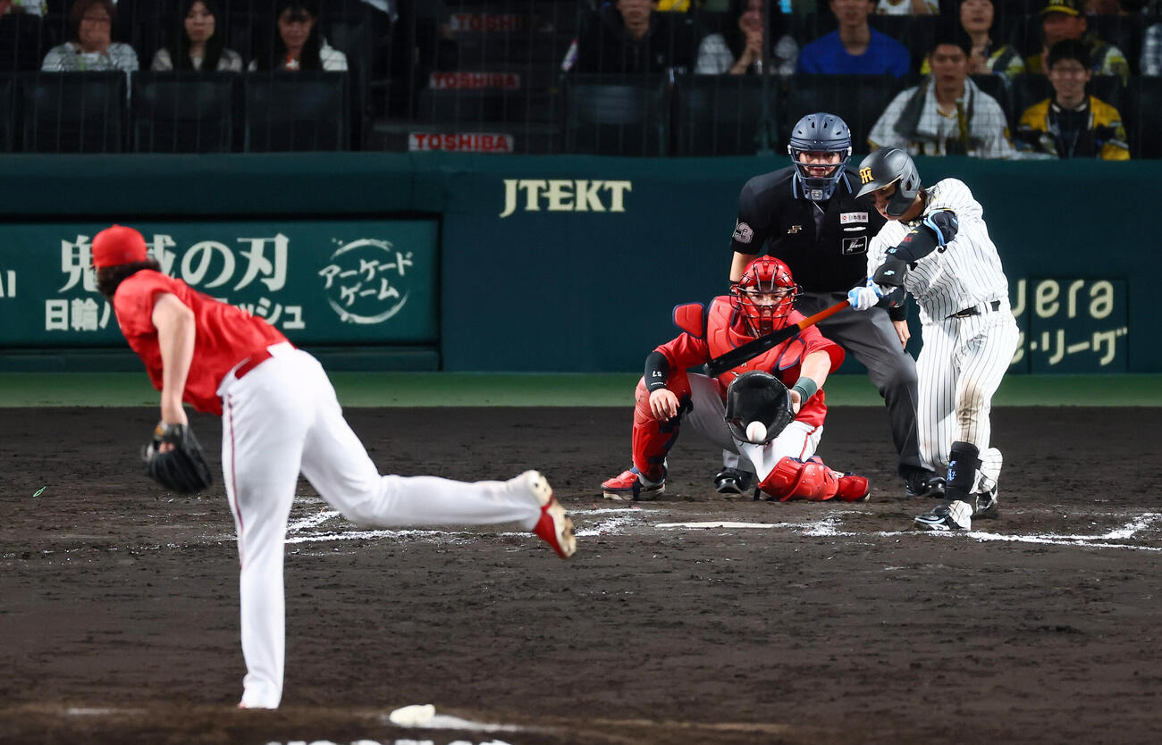 阪神対広島　11回裏阪神1死二、三塁、梅野隆太郎はサヨナラ適時内野安打を放つ。投手フレディ・ターノック（撮影・加藤哉）