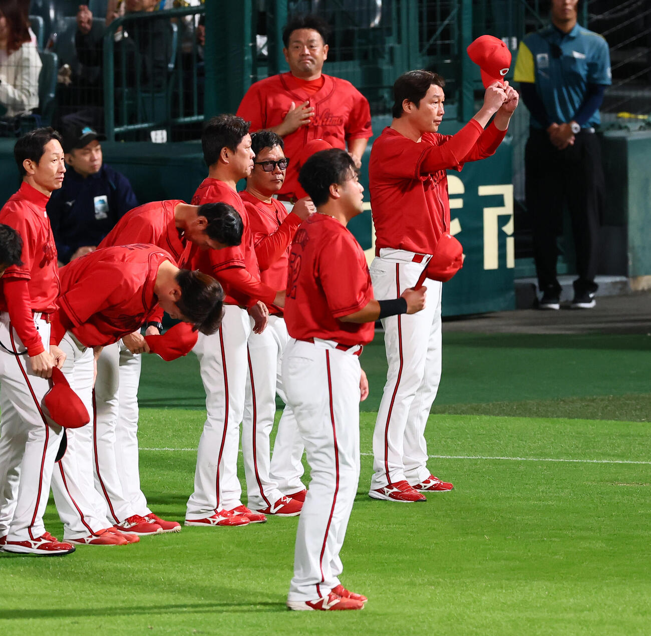 阪神対広島　今季甲子園球場での最終戦を終えファンにあいさつする広島ナインと新井貴浩監督（撮影・加藤哉）