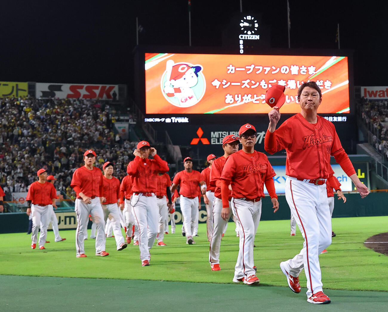 阪神対広島　最終戦を終えた新井貴浩監督（右）はあいさつの後、ベンチに引き揚げる（撮影・上田博志）