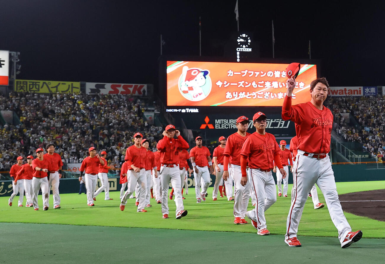 阪神対広島　最終戦を終えた新井貴浩監督（右）はあいさつの後、ベンチに引き揚げる（撮影・上田博志）
