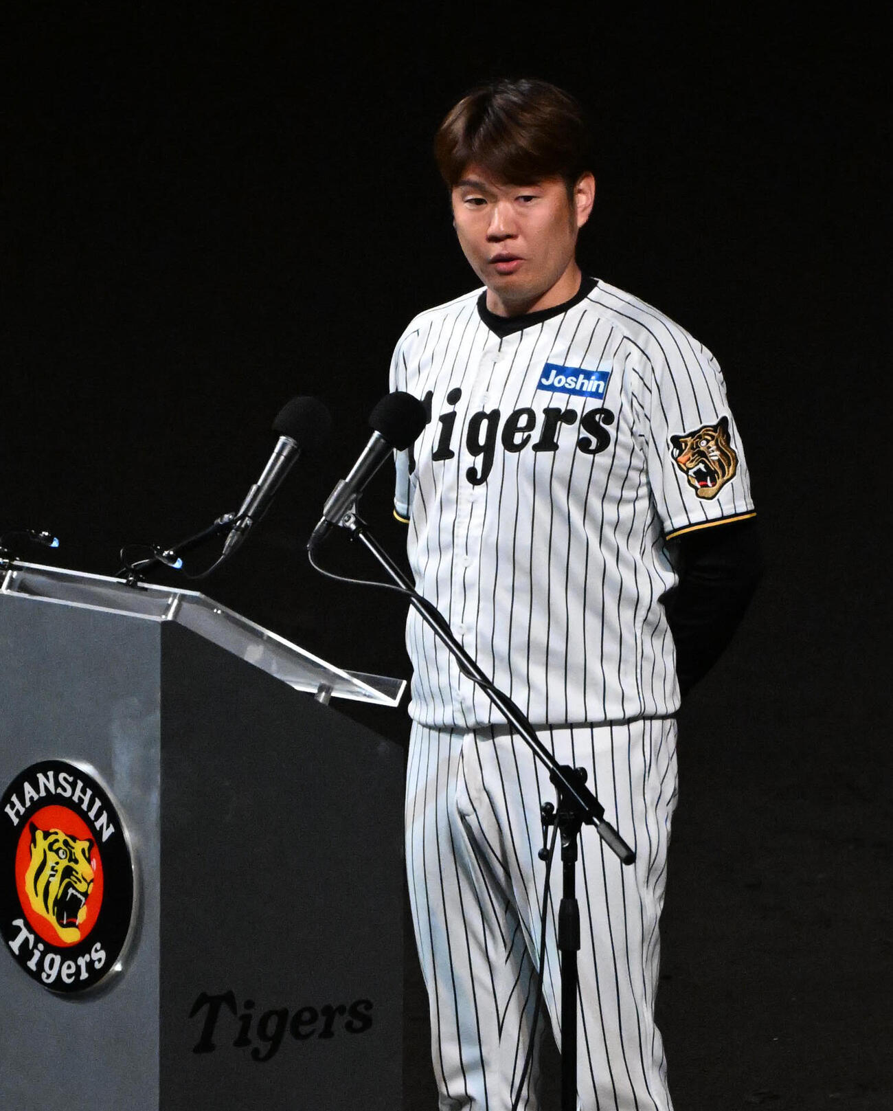 引退セレモニーであいさつをする阪神西勇輝（撮影・石井愛子）