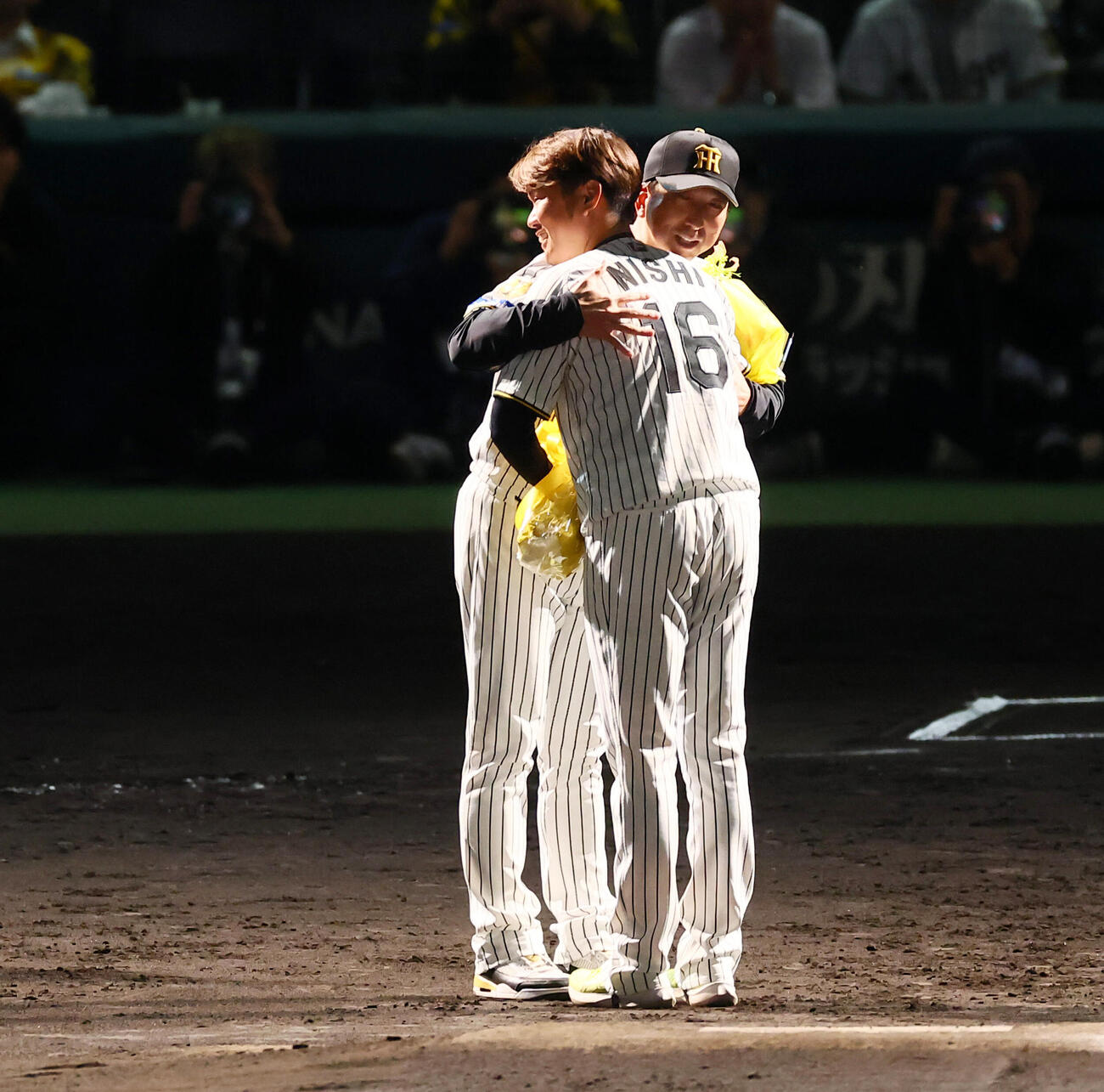 阪神対広島　引退セレモニーで藤川球児監督（右）から花束を手渡された阪神西勇輝（撮影・加藤哉）