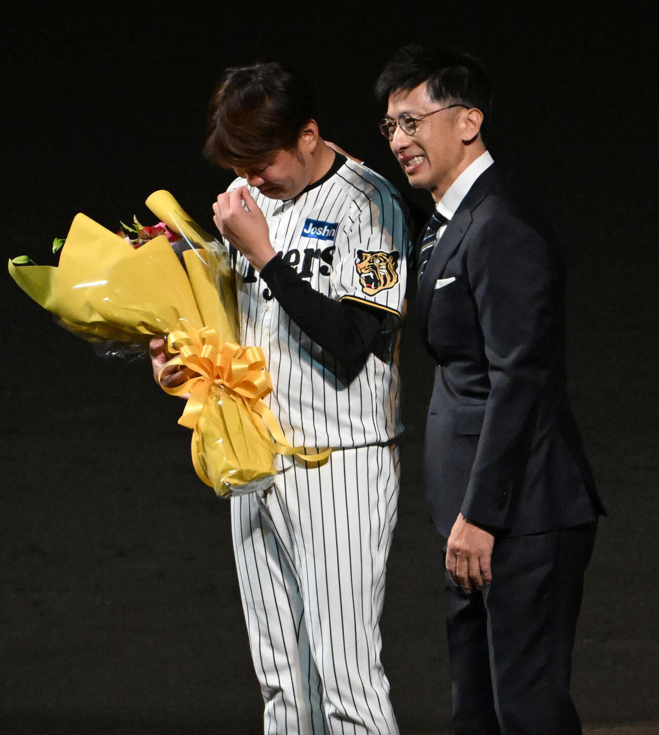 引退セレモニーで矢野燿大（右）から花束を贈呈され涙を流す西勇輝（撮影・石井愛子）