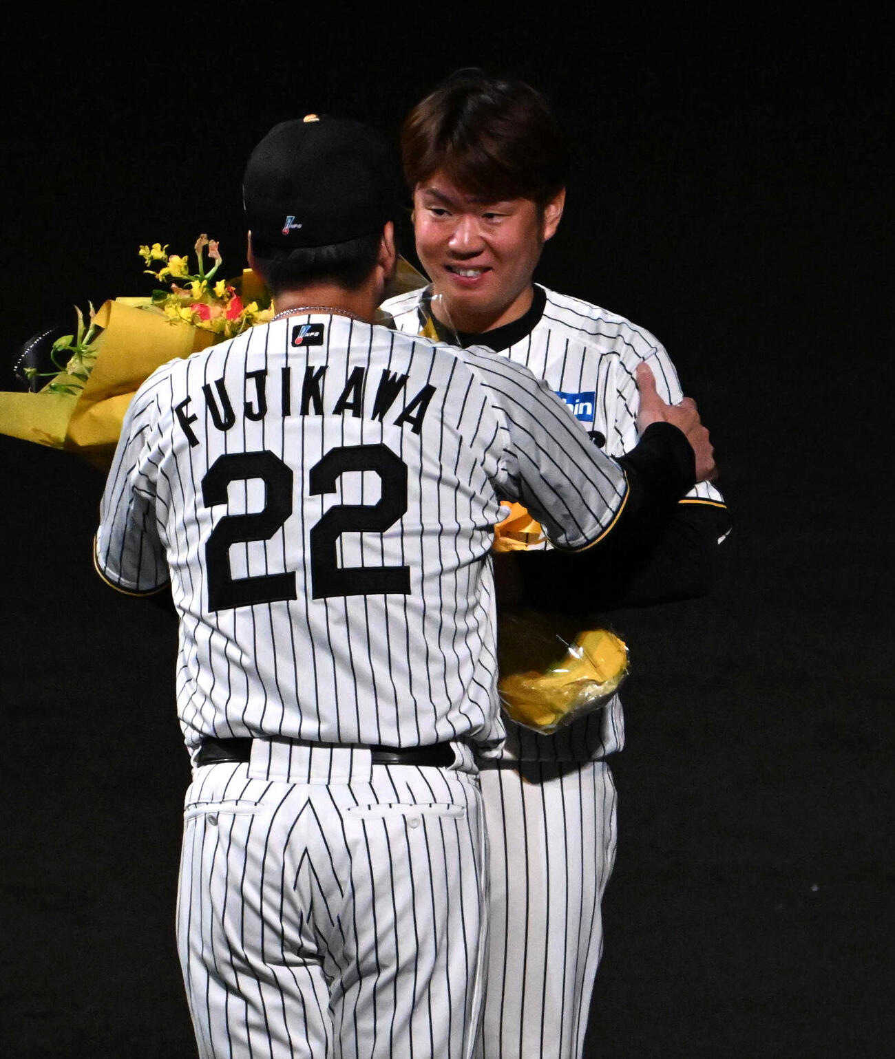 引退セレモニーで藤川球児監督（左）から花束を贈呈される西勇輝（撮影・石井愛子）