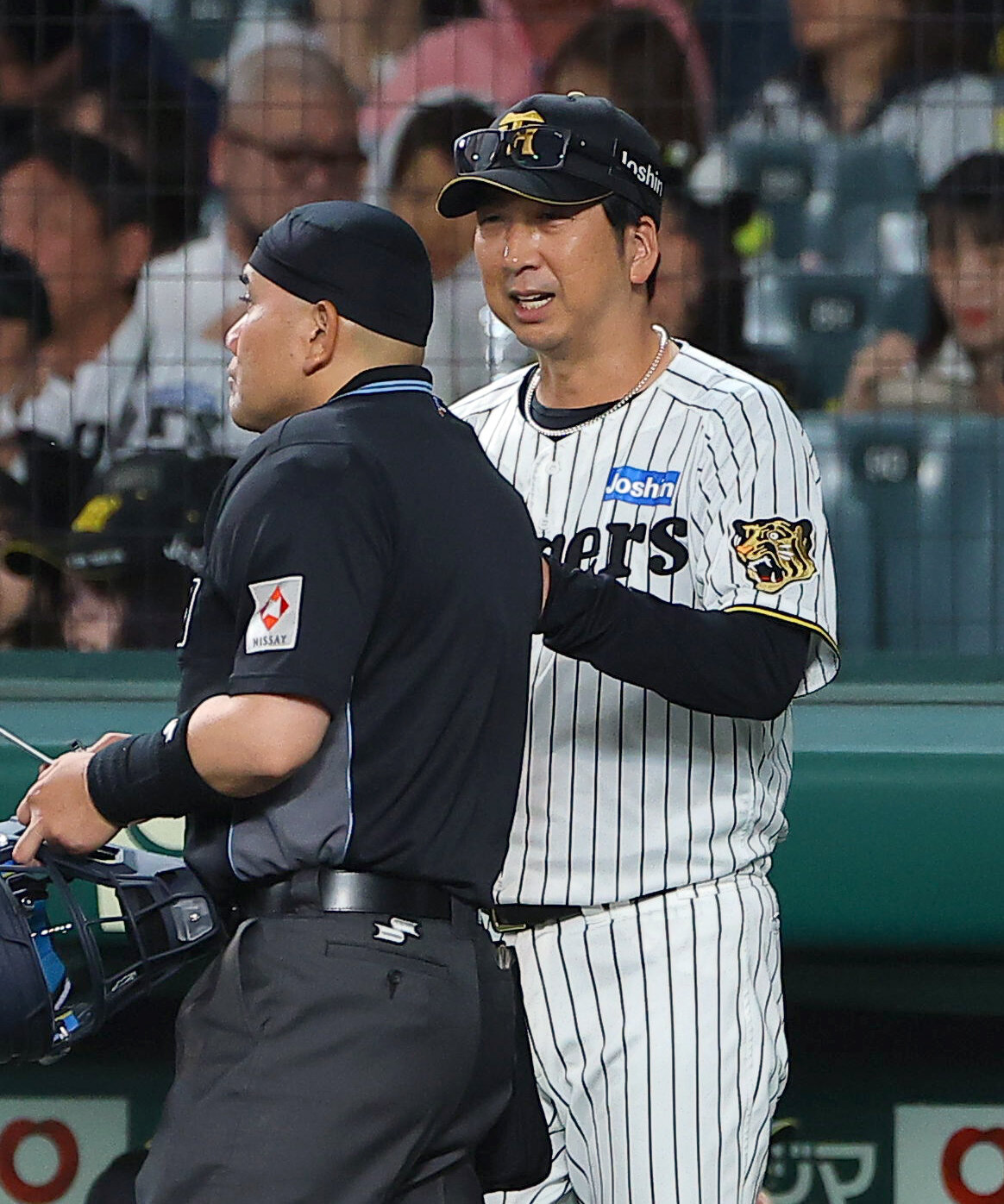 阪神対広島　選手交代を告げる藤川球児監督（撮影・上田博志）