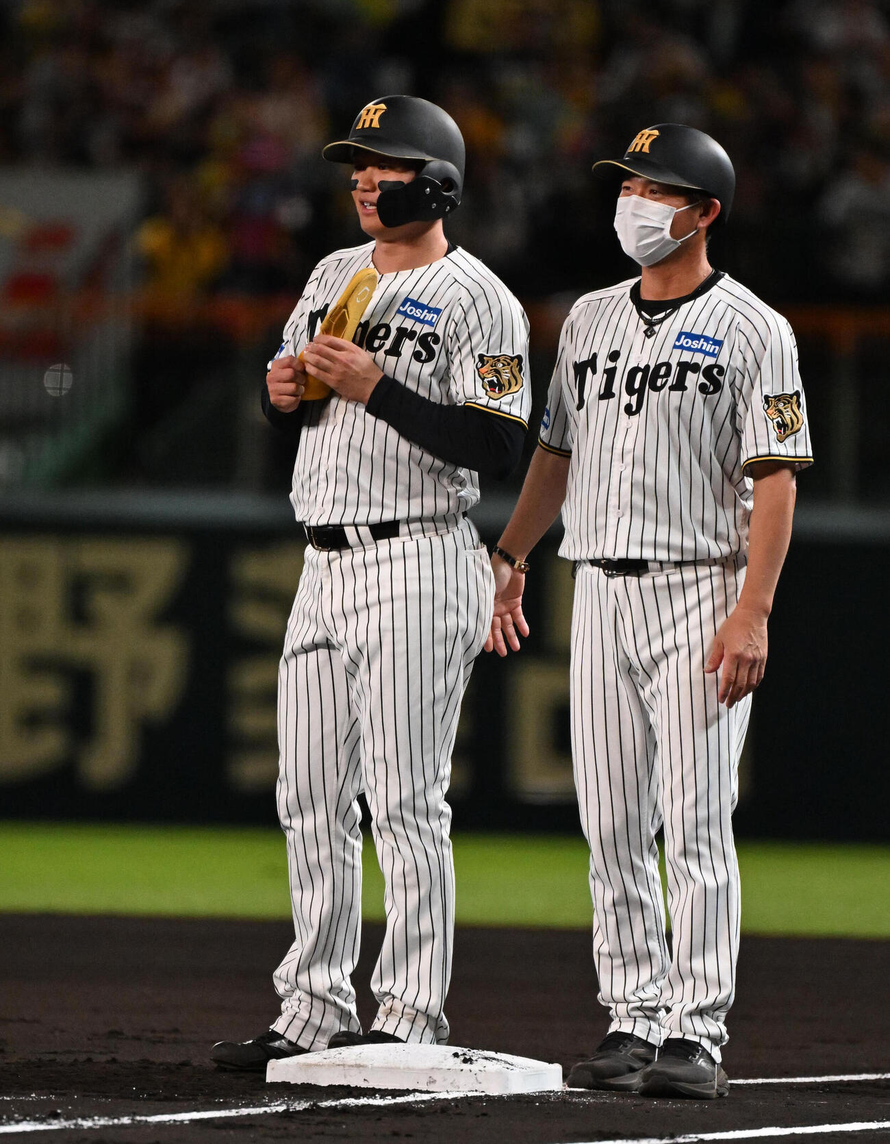 阪神対広島　1回裏阪神2死、森下翔太（左）は四球を選び一塁へ進塁する（撮影・石井愛子）