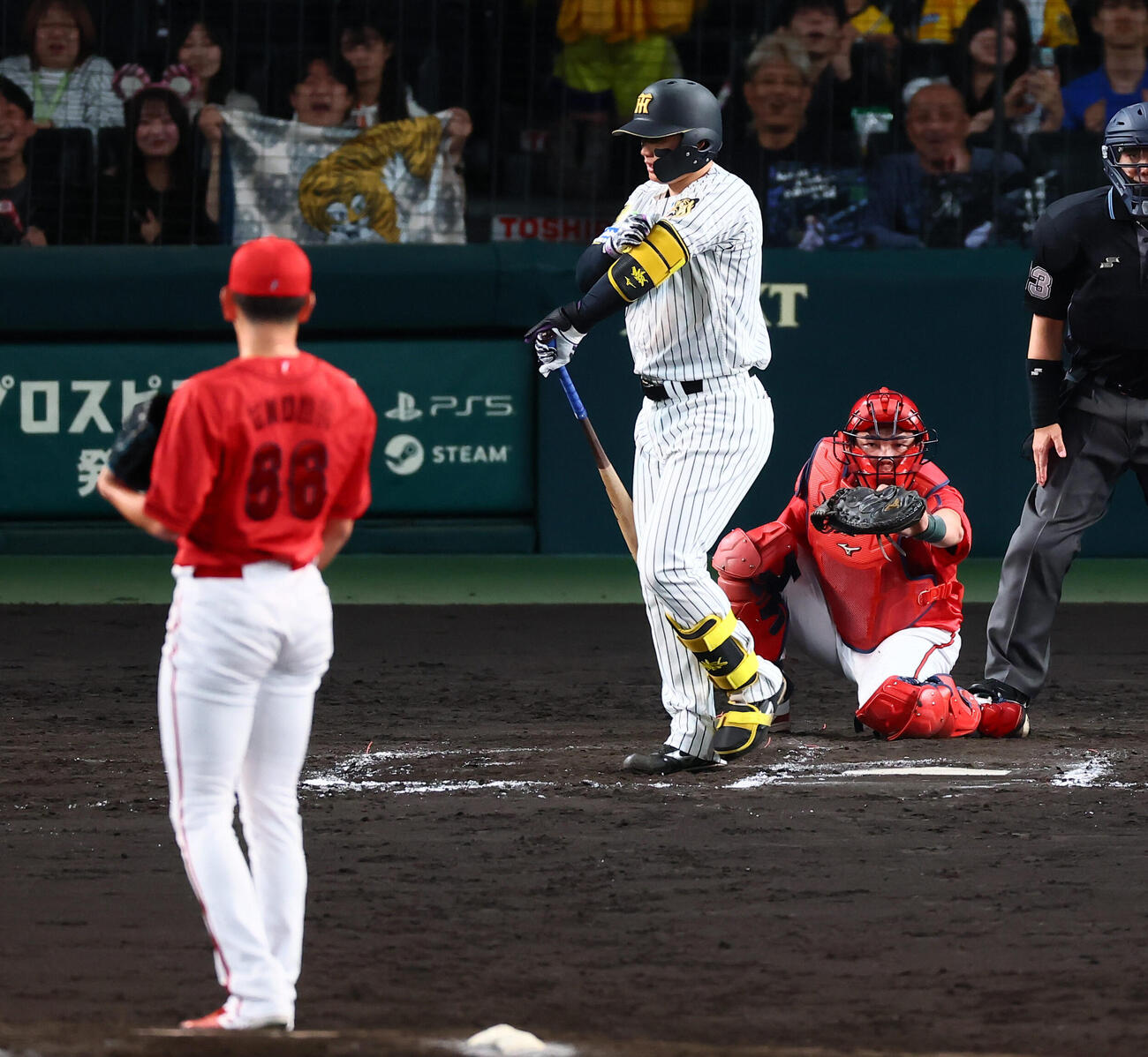 阪神対広島　8回裏阪神2死二、三塁、森下翔太は四球を選ぶ。投手遠藤淳志（撮影・加藤哉）