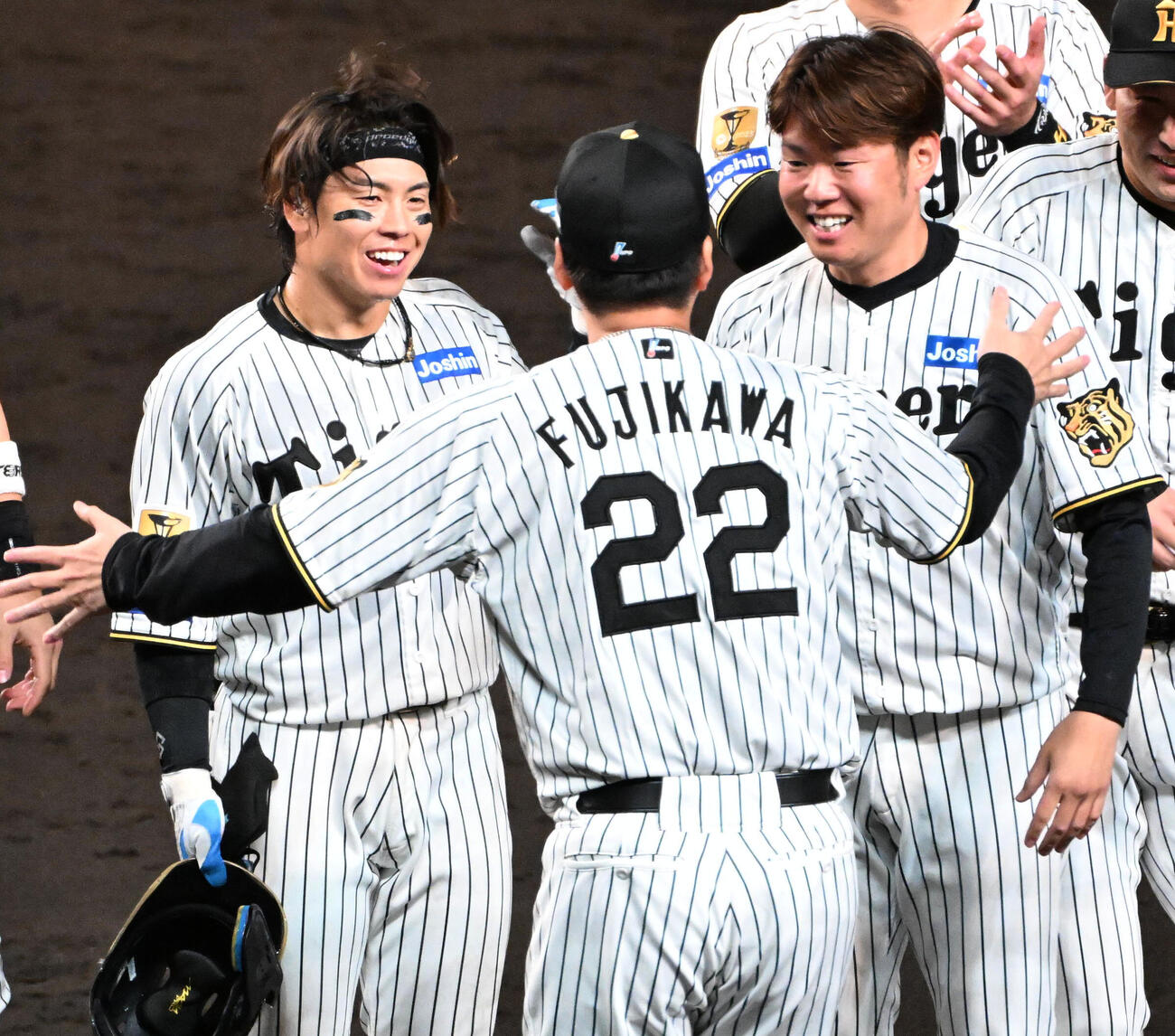 阪神対広島　サヨナラ勝ちをし梅野隆太郎（左）と西勇輝（右）に声をかける藤川球児監督（撮影・石井愛子）