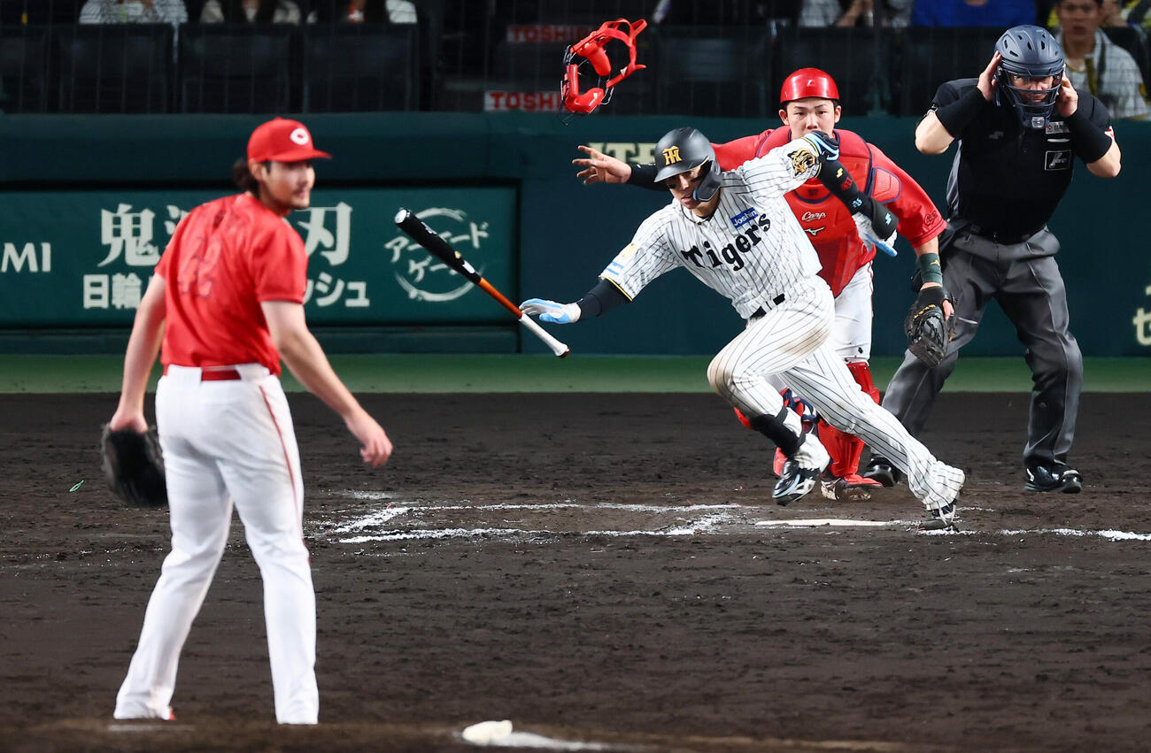 阪神対広島　11回裏阪神1死二、三塁、梅野隆太郎はサヨナラ適時内野安打を放つ。投手フレディ・ターノック（撮影・加藤哉）