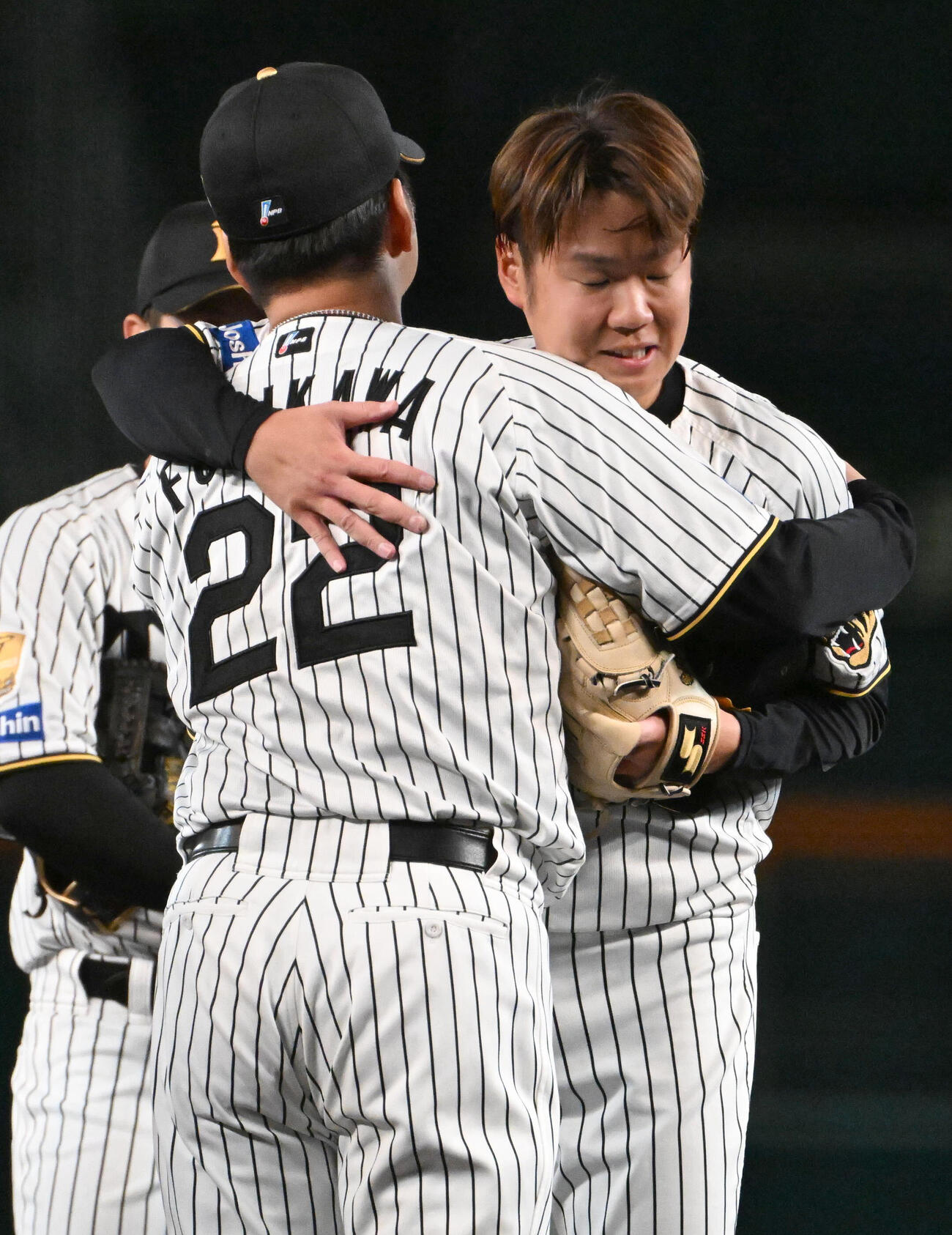 阪神対広島　現役引退の登板を終えた阪神西勇輝（右）は藤川球児監督と抱き合う（撮影・石井愛子）