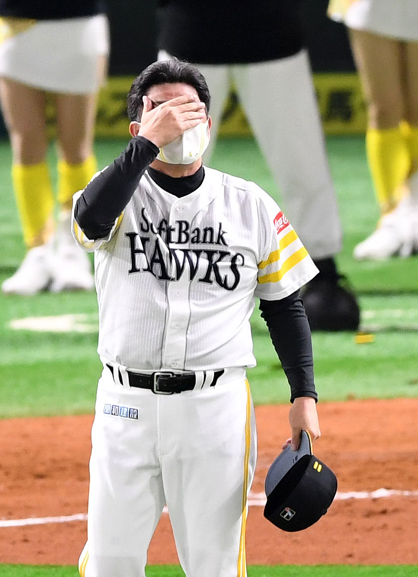 2020年11月、SMBC日本シリーズ2020　第4戦　ソフトバンク対巨人　4年連続日本一を決め顔を覆うソフトバンク工藤公康監督