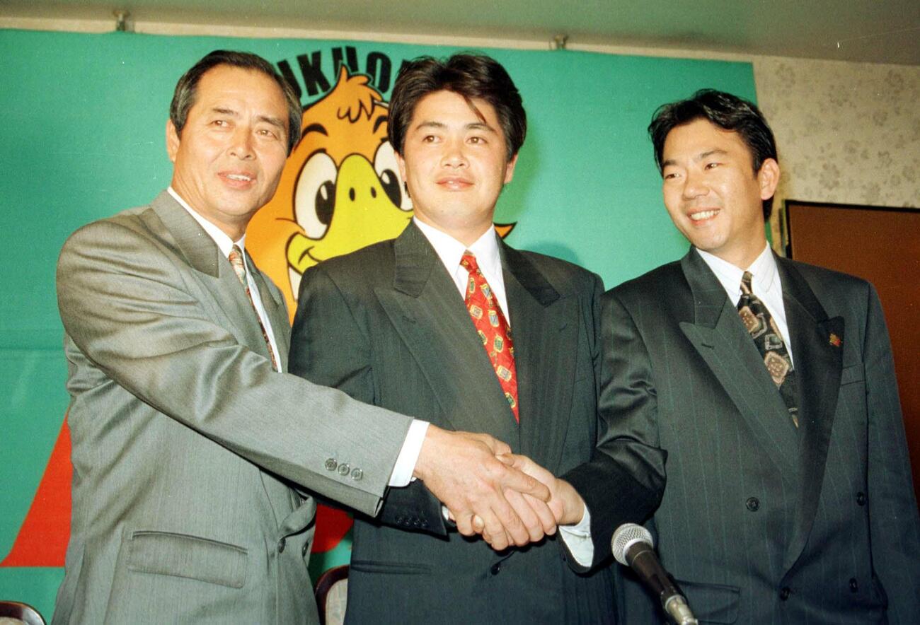 1994年12月、ダイエーに入団し王貞治監督(左）と中内正オーナー代行と握手を交わす工藤公康
