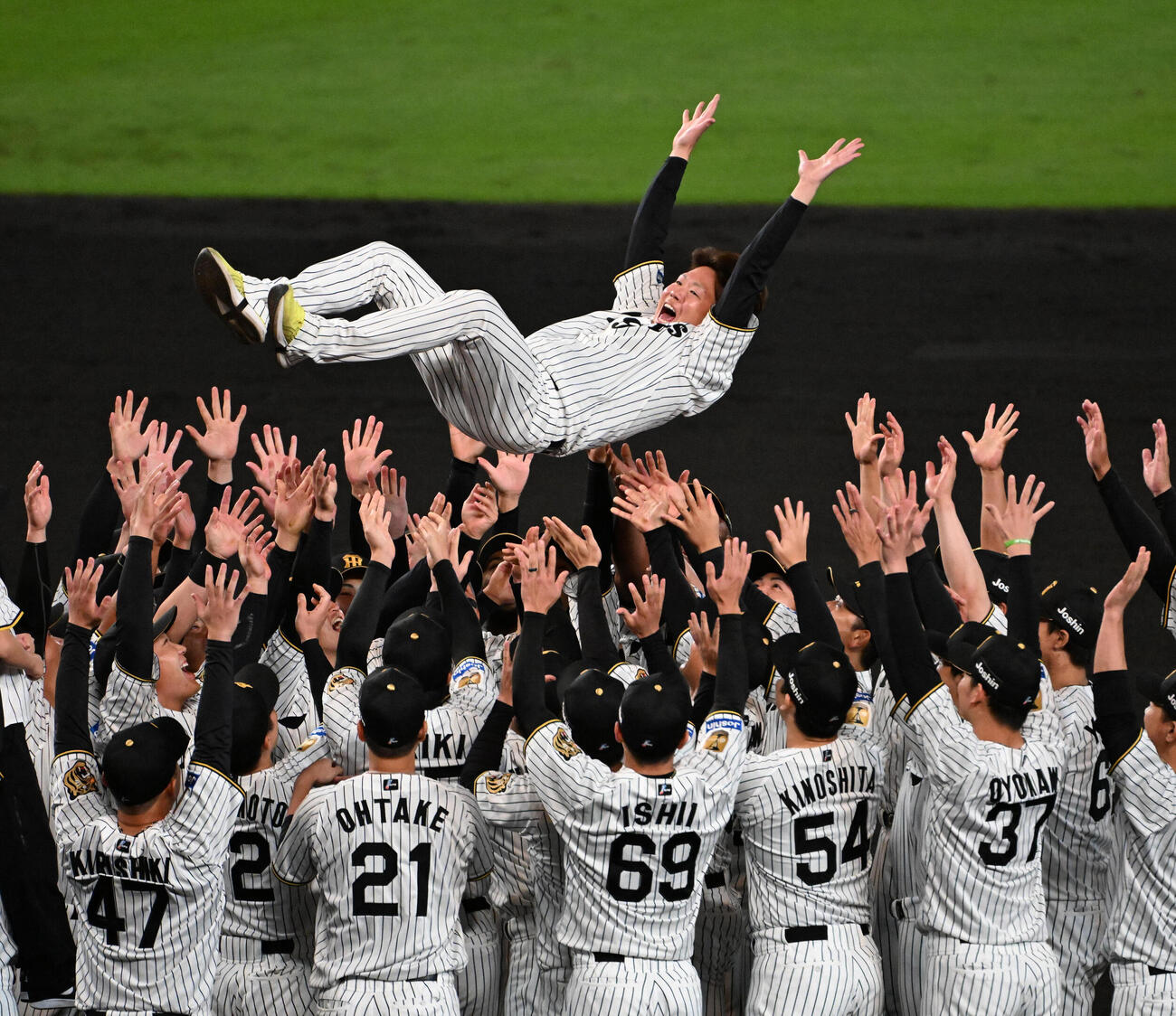 引退セレモニーで胴上げされる西勇輝（撮影・石井愛子）