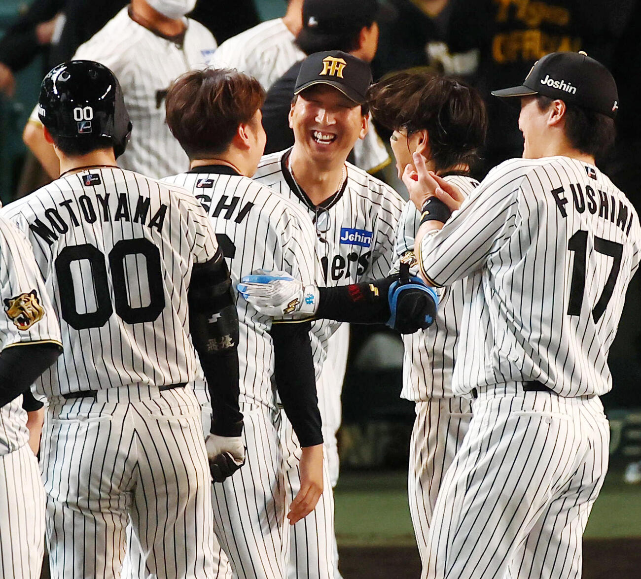 阪神対広島　広島にサヨナラ勝利を決め西勇輝（左）と梅野隆太郎に笑顔で言葉をかける阪神藤川球児監督（撮影・加藤哉）