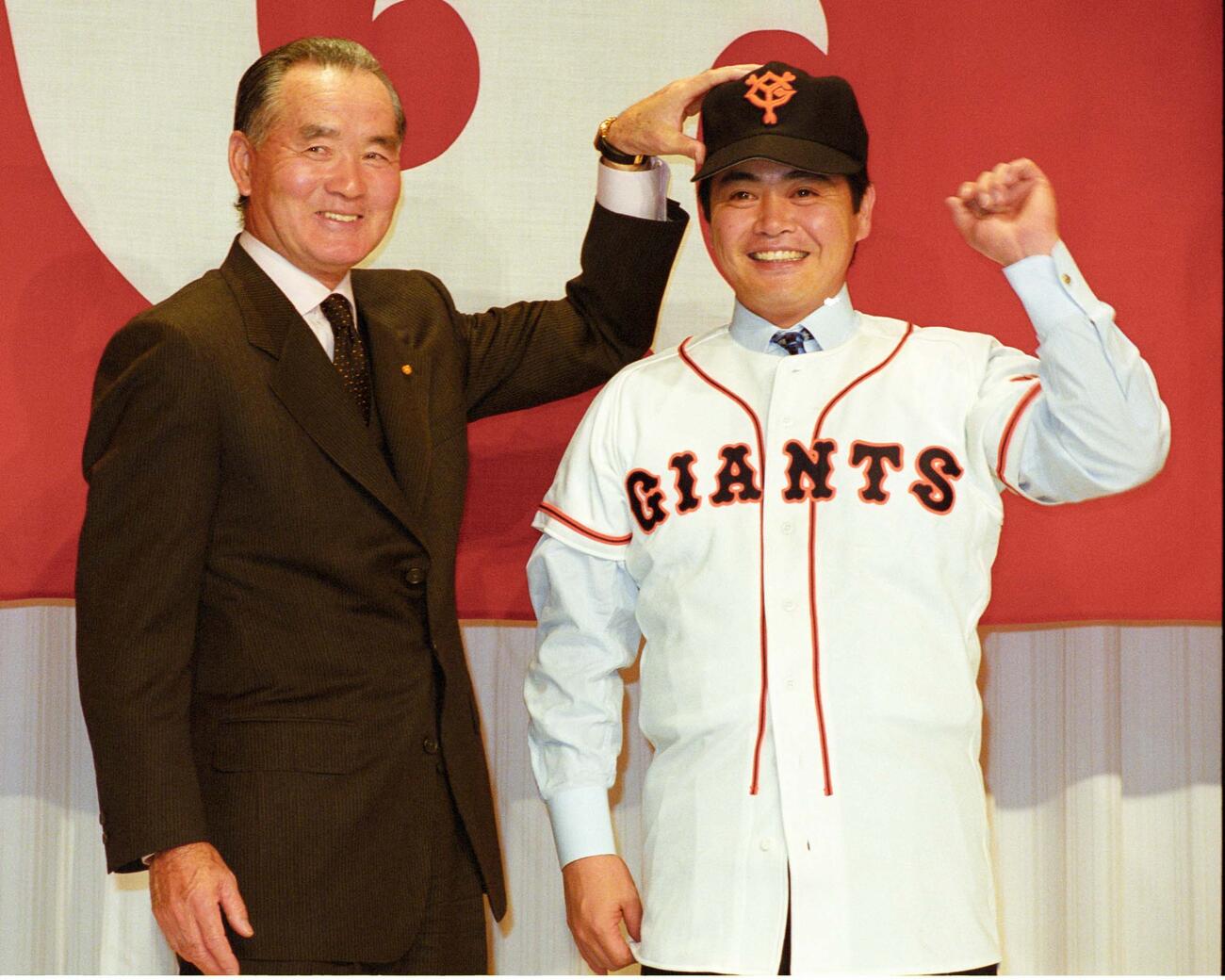 1999年12月、巨人入団発表　長嶋茂雄監督（左）と笑顔を見せる工藤公康