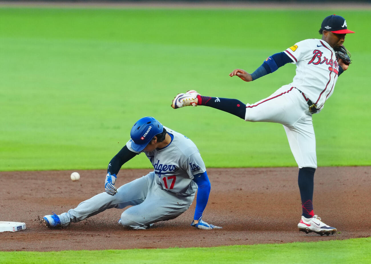 ブレーブス対ドジャース　2回表ドジャース無死一塁、二盗を決め悪送球の隙に三塁へ進む大谷翔平（撮影・垰建太）