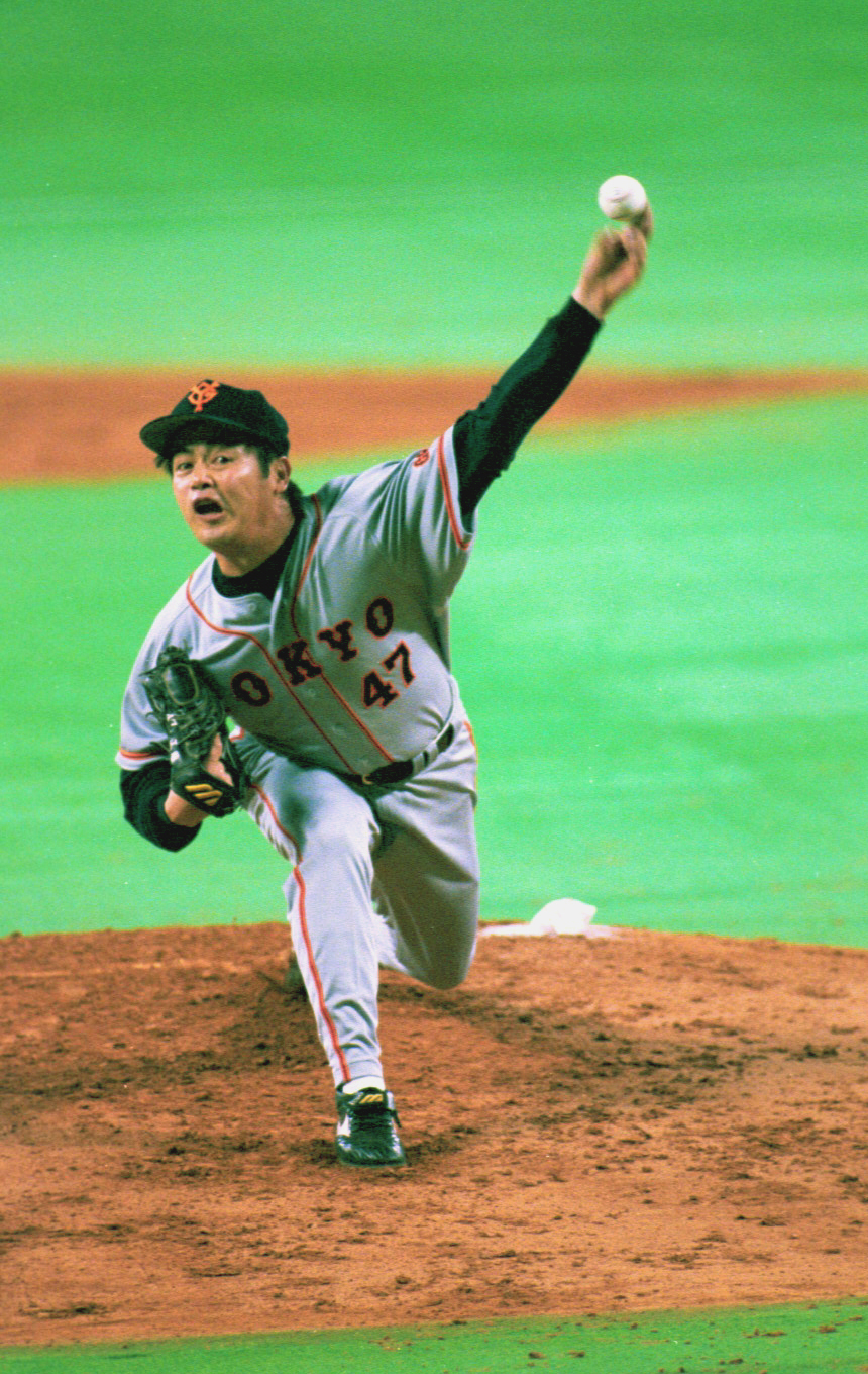2000年4月、中日戦で力投する巨人工藤