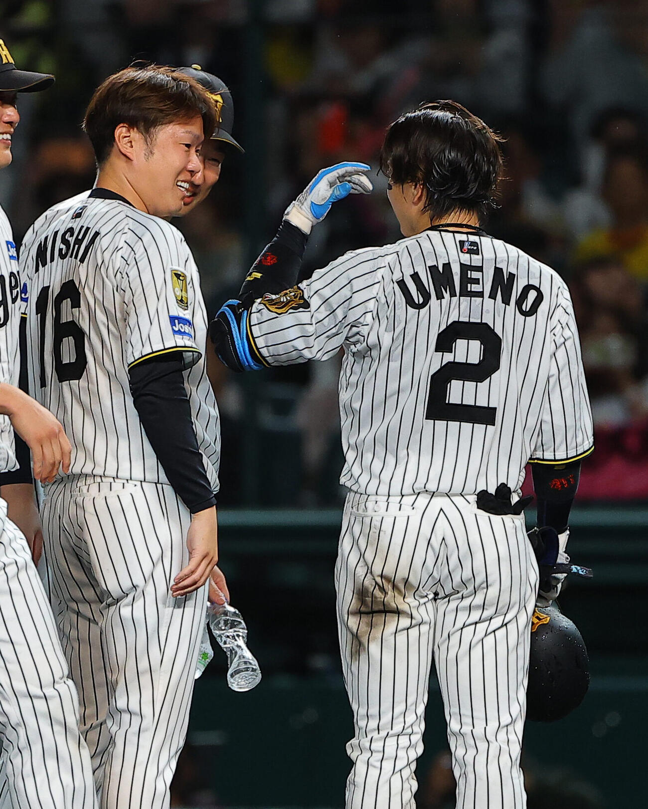 阪神対広島　11回裏阪神1死二、三塁、サヨナラ安打を放った梅野隆太郎（右）に声を掛ける西勇輝（撮影・上田博志）