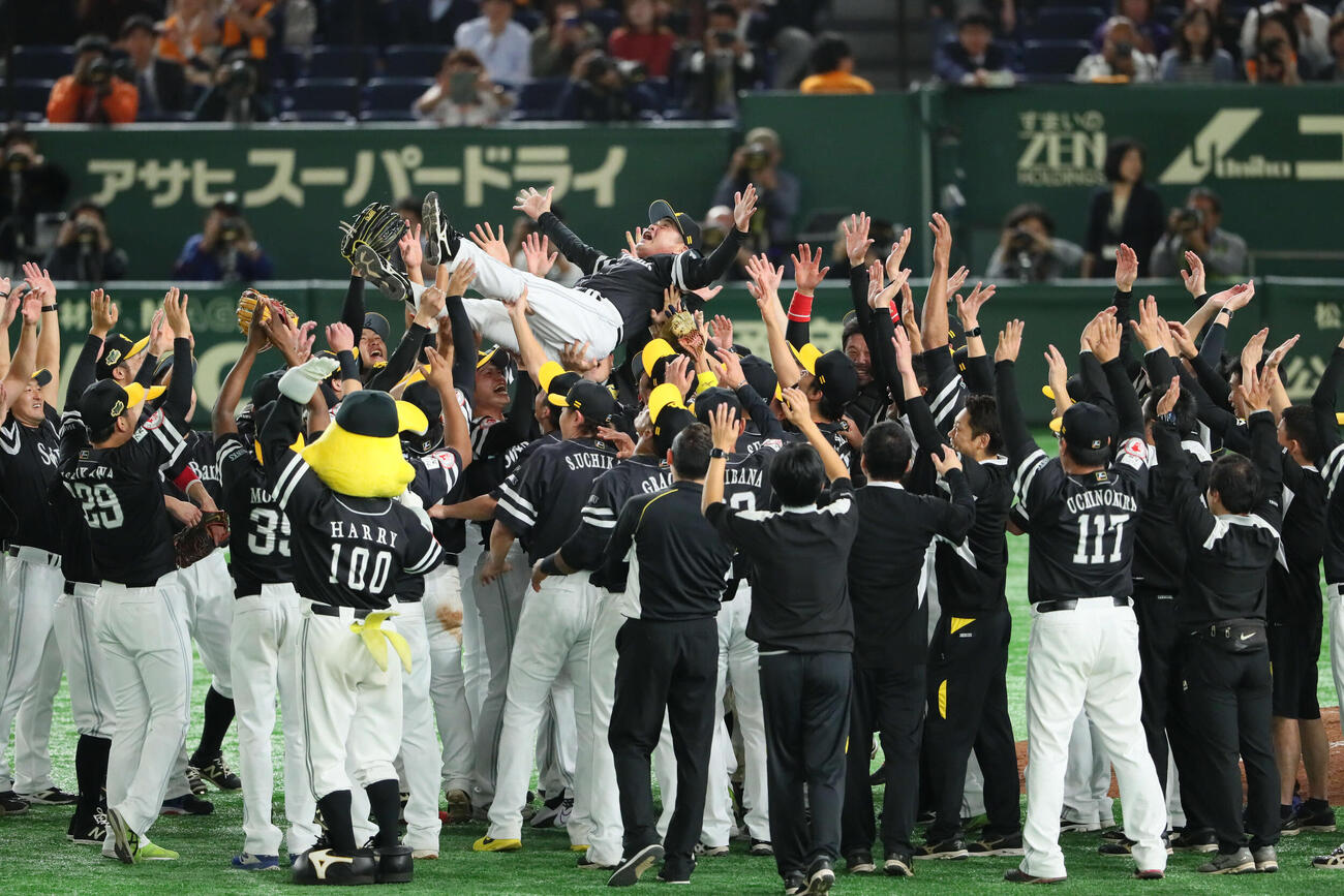 19年日本シリーズを制し胴上げされるソフトバンク工藤監督