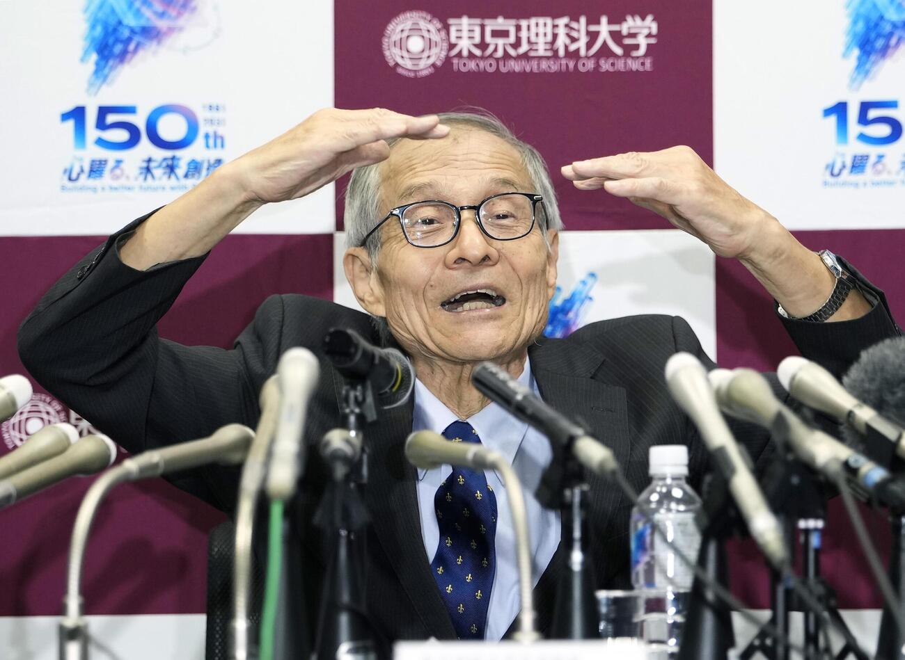 ノーベル化学賞に決まり、記者会見する硤合憲三・東京理科大名誉教授＝7日、東京都新宿区(共同)