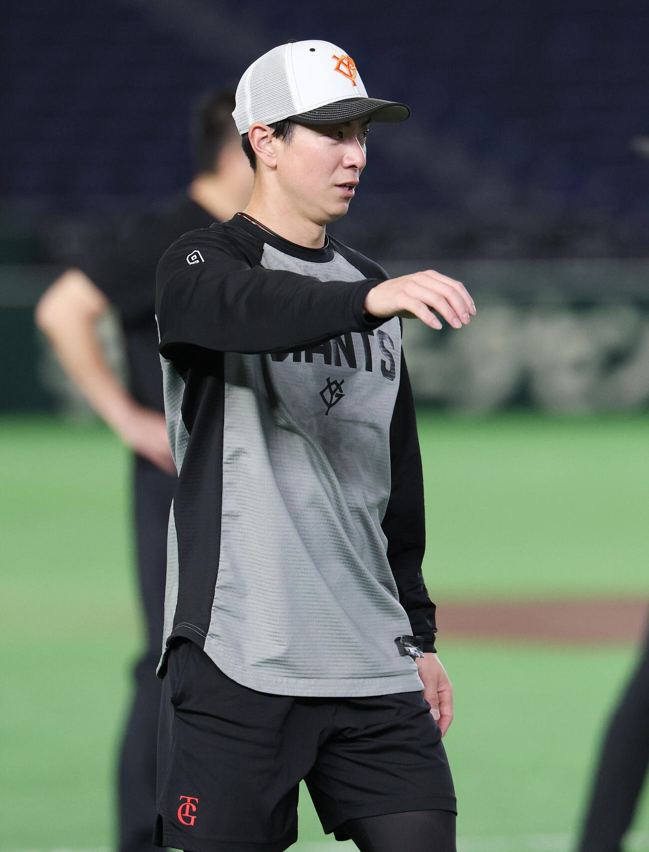全体練習で調整する巨人松本剛（撮影・宮地輝）