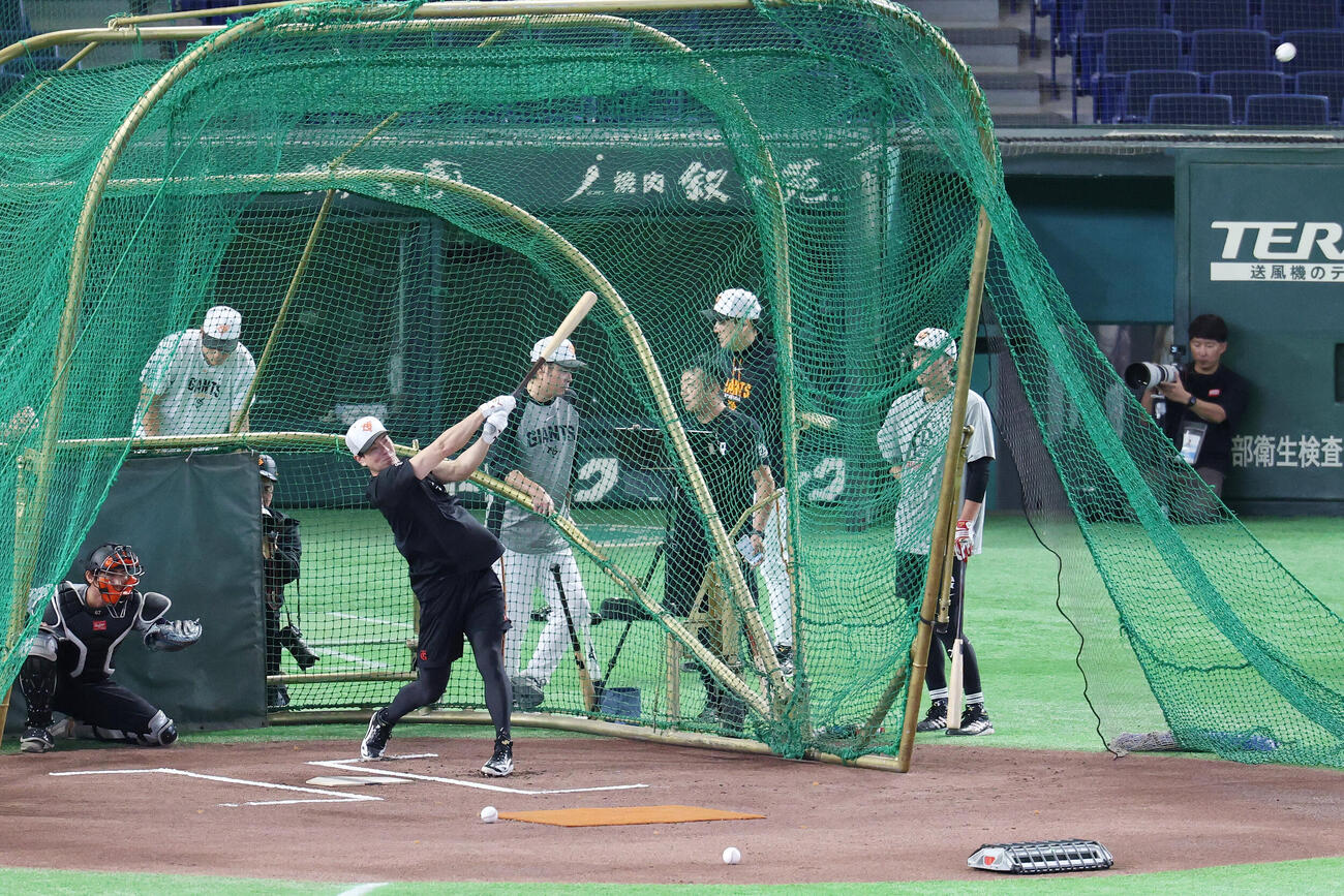 打撃練習する巨人松本剛（撮影・宮地輝）