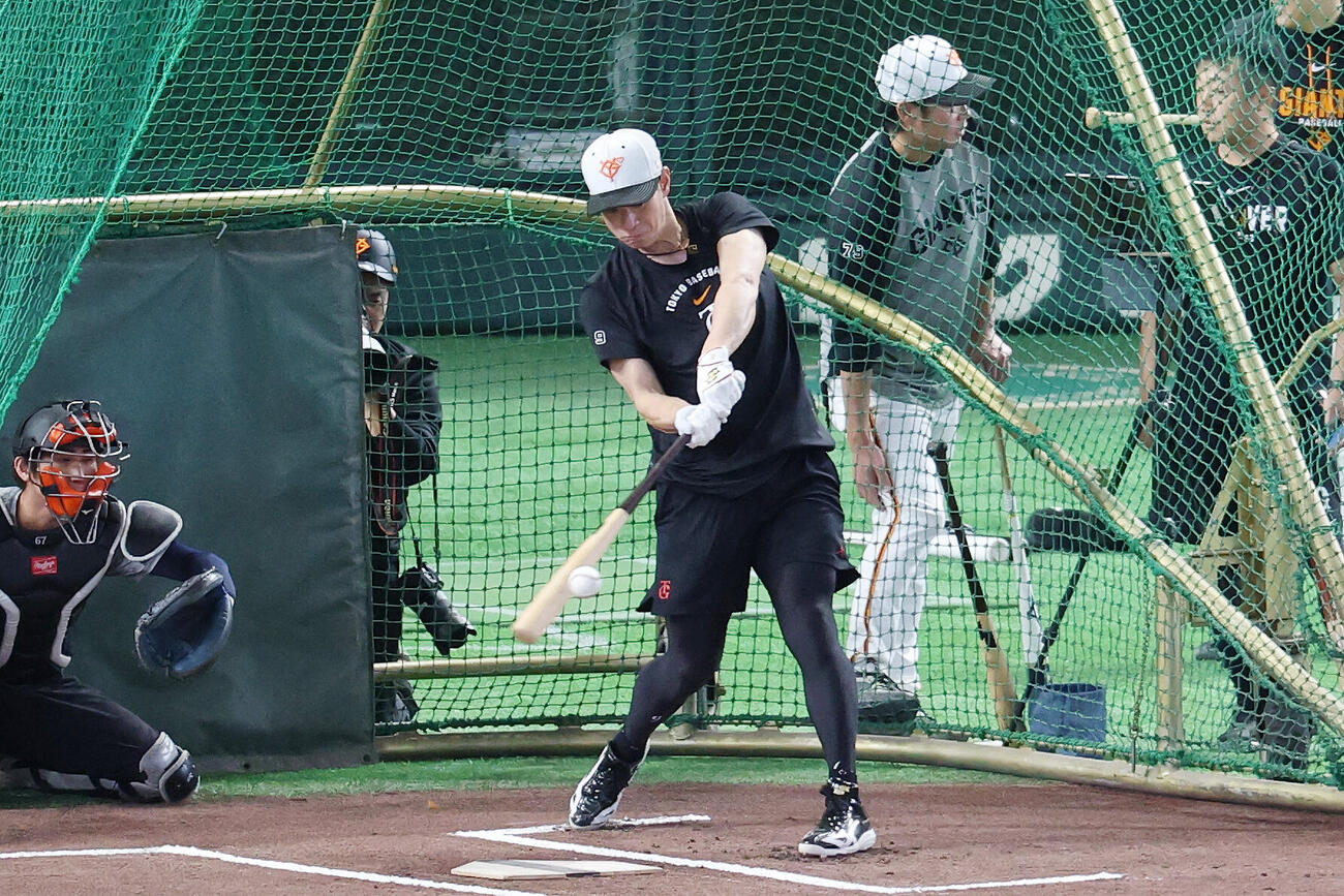 打撃練習する巨人松本剛（撮影・宮地輝）
