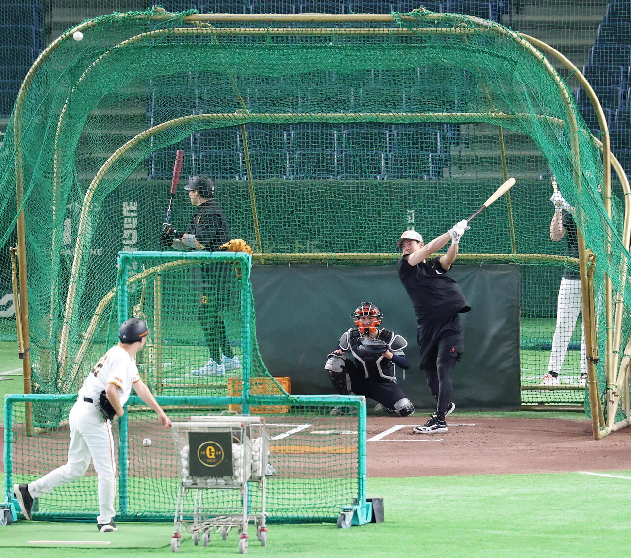 打撃練習する巨人松本剛（撮影・宮地輝）