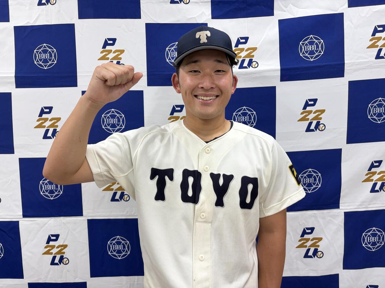 東洋大対国学院大　試合後、ガッツポーズする東洋大、好救援の馬庭優太（撮影・保坂淑子）