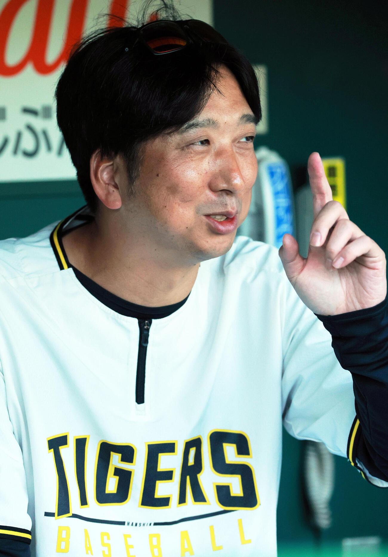 阪神対ヤクルト　試合前の練習でリラックスした表情を見せる阪神藤川球児監督（撮影・上山淳一）