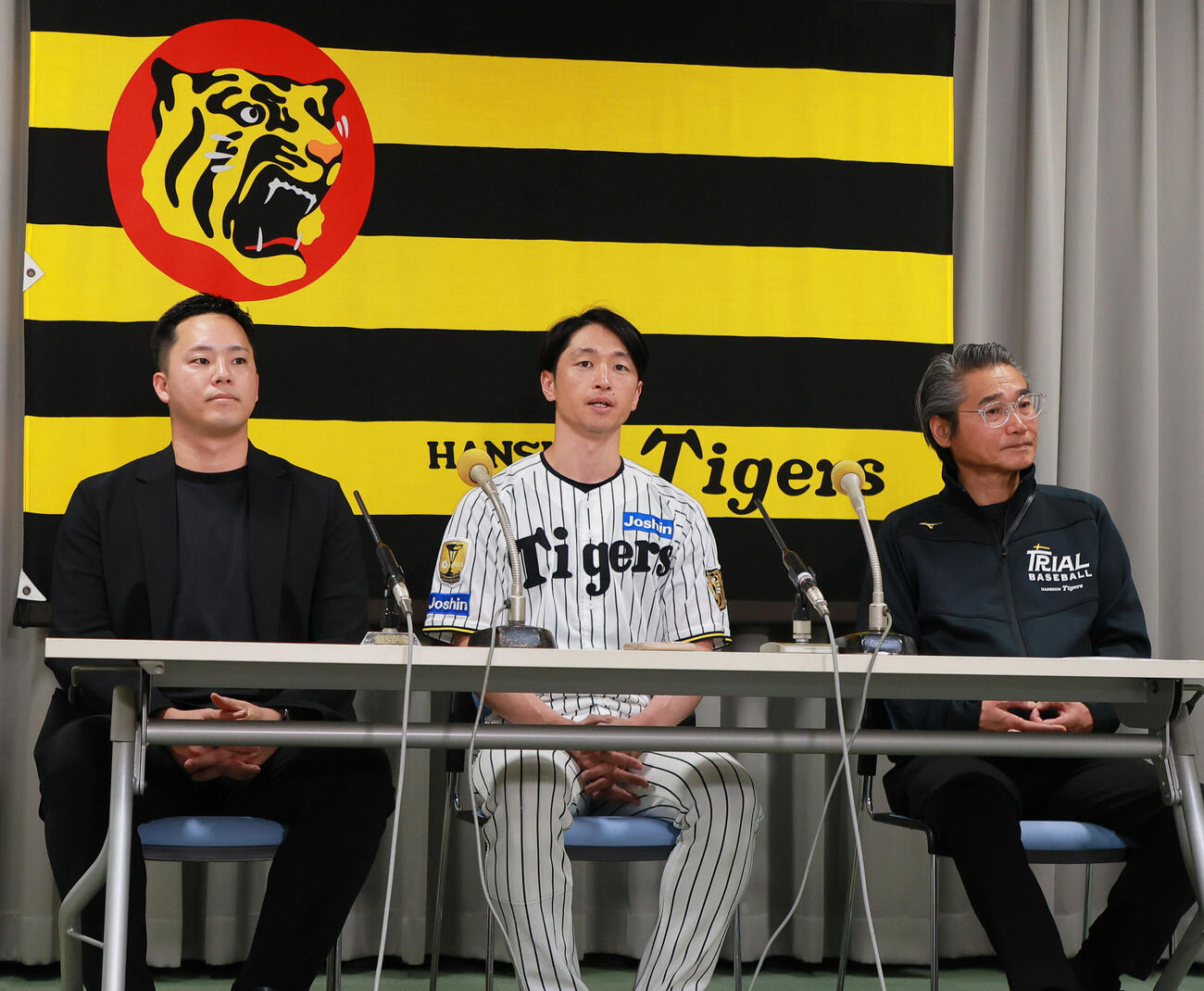 「TRIALBASEBALL×LINK UP」の会見をする阪神近本光司。左はLINK UP石井僚介代表理事、右は阪神嶌村聡専務取締役（撮影・上山淳一）
