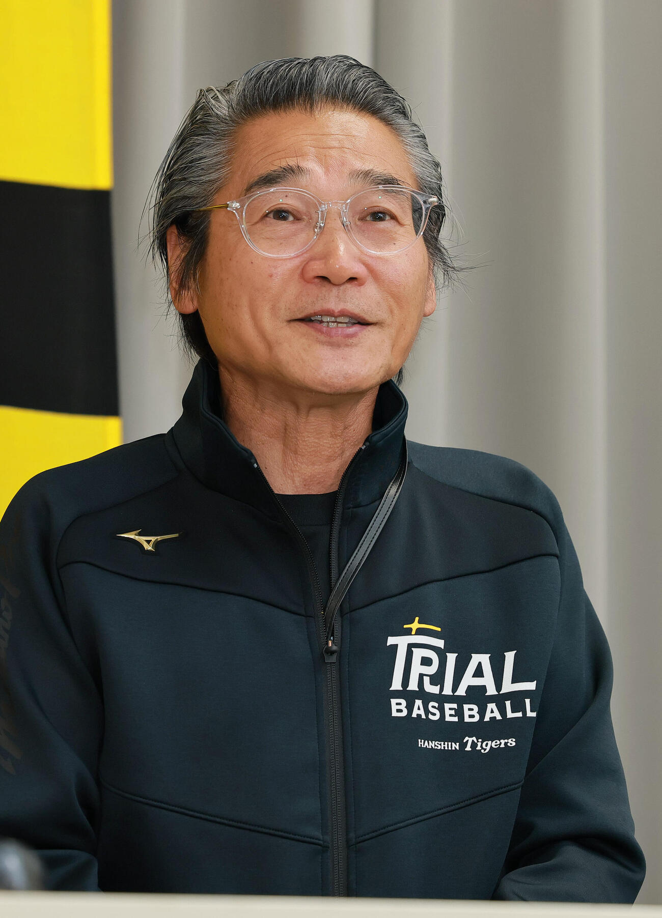 「TRIALBASEBALL×LINK UP」の会見をする阪神嶌村聡専務取締役（撮影・上山淳一）