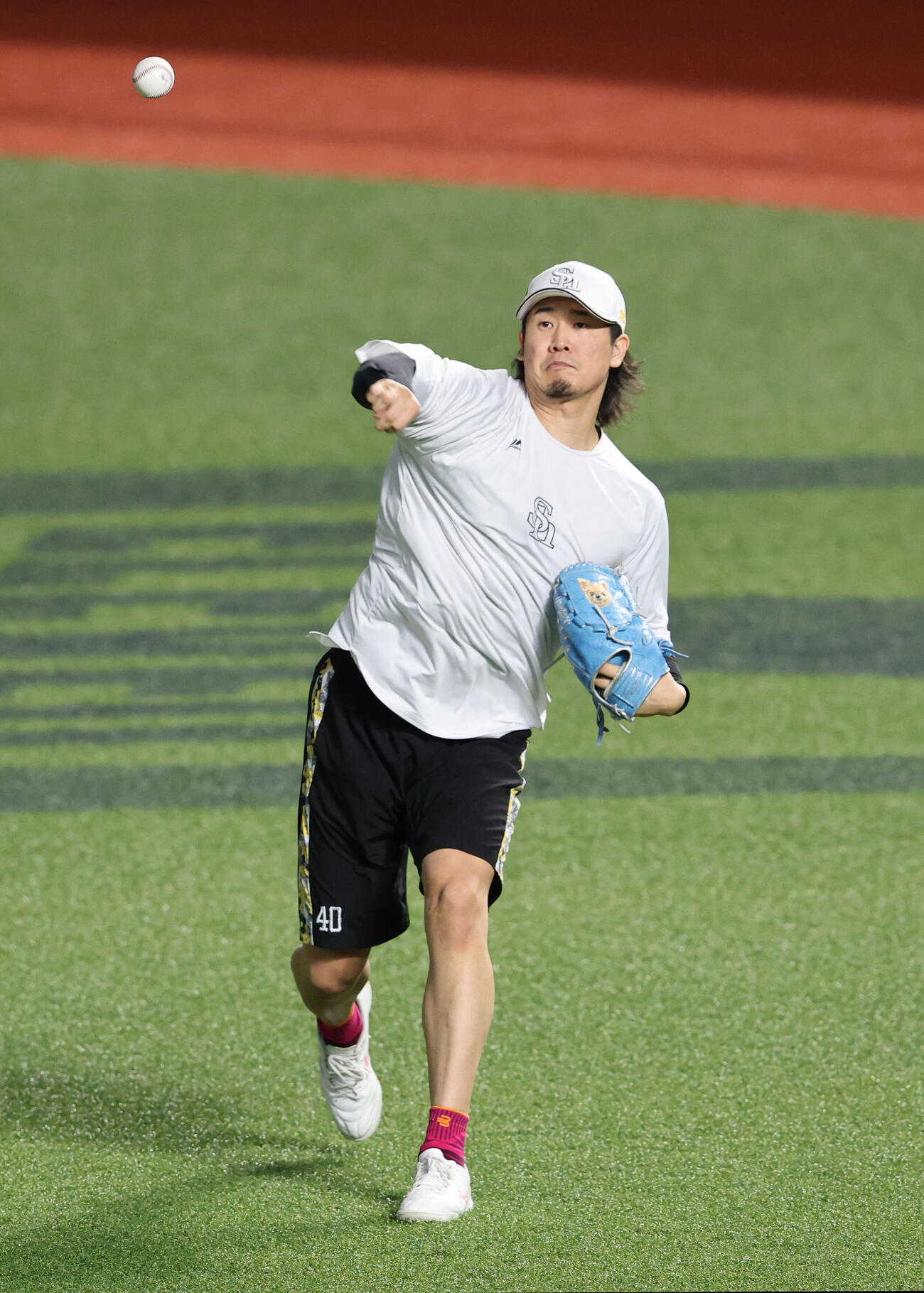 キャッチボールで調整するソフトバンク杉山一樹（撮影・梅根麻紀）